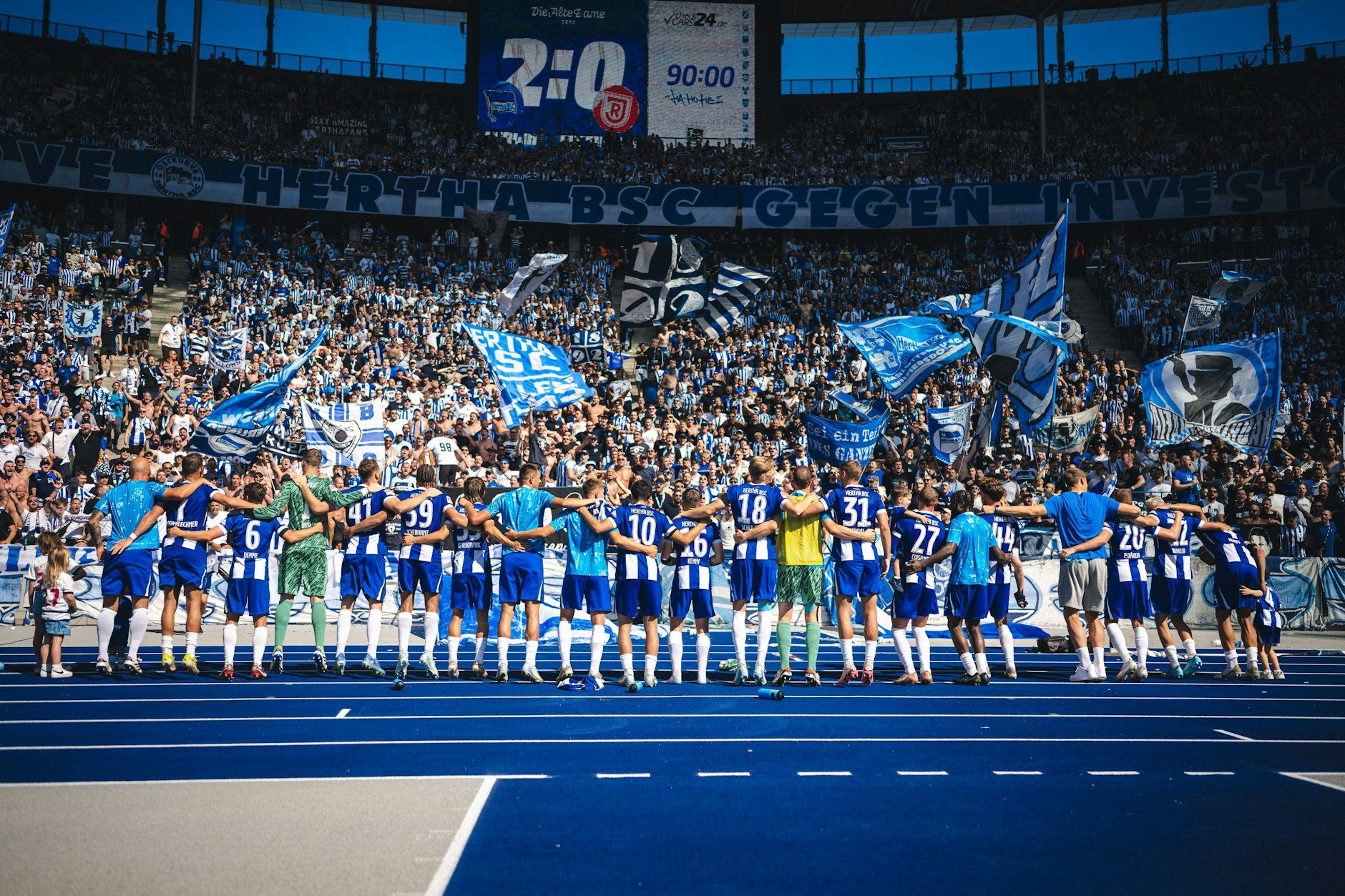 Herthas Spieler jubeln mit den Fans in der Ostkurve nach dem 2:0-Heimsieg gegen Regensburg. Es war ein später, glücklicher Heimsieg. Vergangene Saison gab es so etwas nie im Olympiastadion.