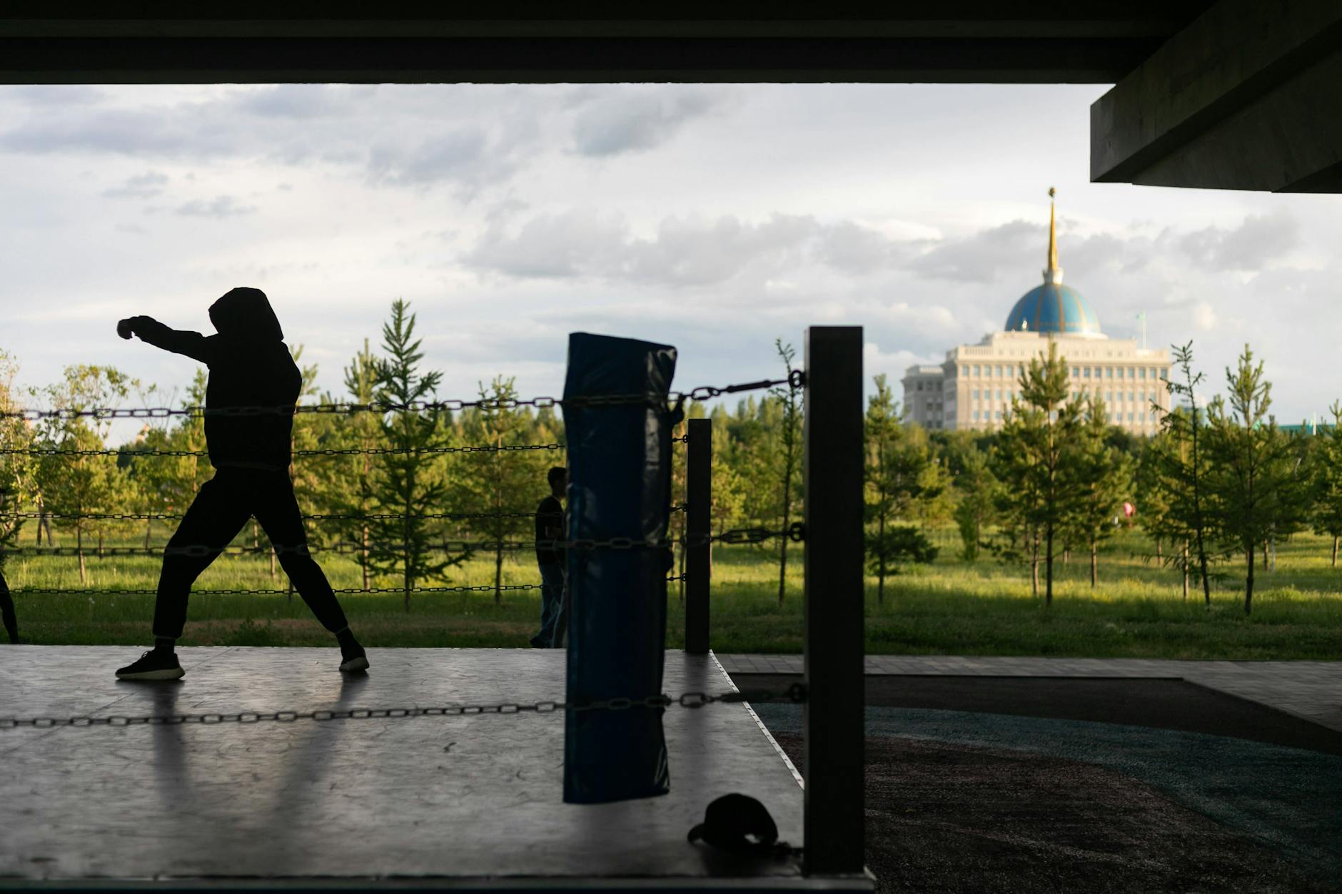 Ein Mann trainiert in einem Park in Astana, Kasachstan.