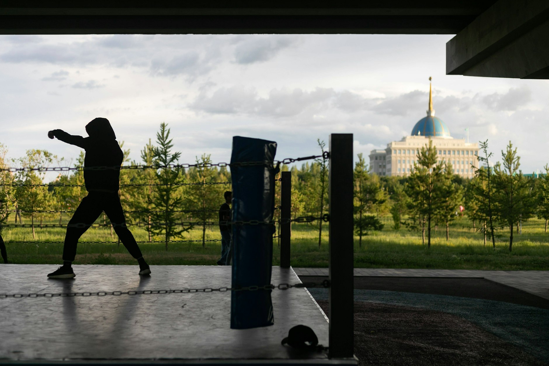 Ein Mann trainiert in einem Park in Astana, Kasachstan.