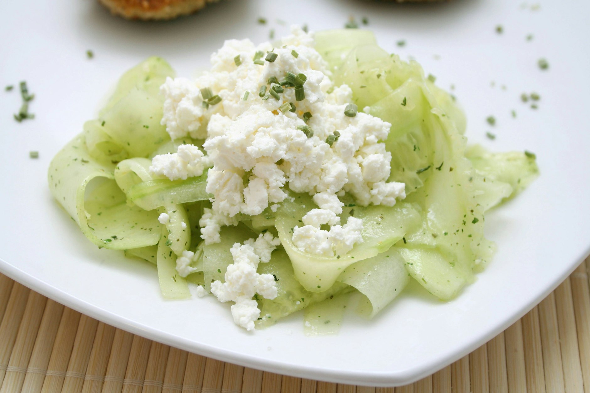 Das Rezept für Gurkensalat ist perfekt im Sommer.