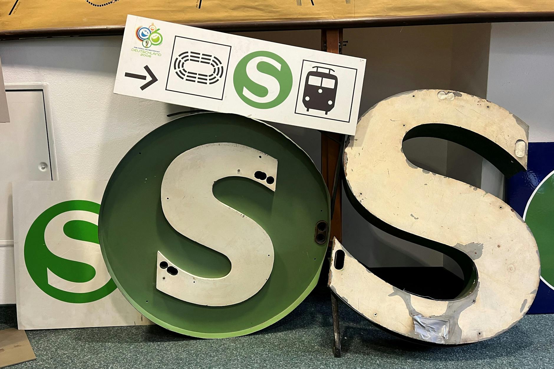 Weißes S in grünem Kreis: Seit 1930 steht dieses Signet für die S-Bahn. Im Ostbahnhof, wo das Berliner S-Bahn-Museum 2023 einen Interimsstandort bezogen hat, gehört es zu den Exponaten.