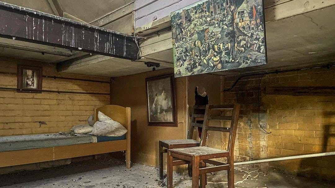 In verschiedenen Räumen entdeckte „Chloe Urbex“ gruselige Szenen. Alte Möbel, Schmutz und seltsame Dekorationen ließen ihr das Blut in den Adern gefrieren.