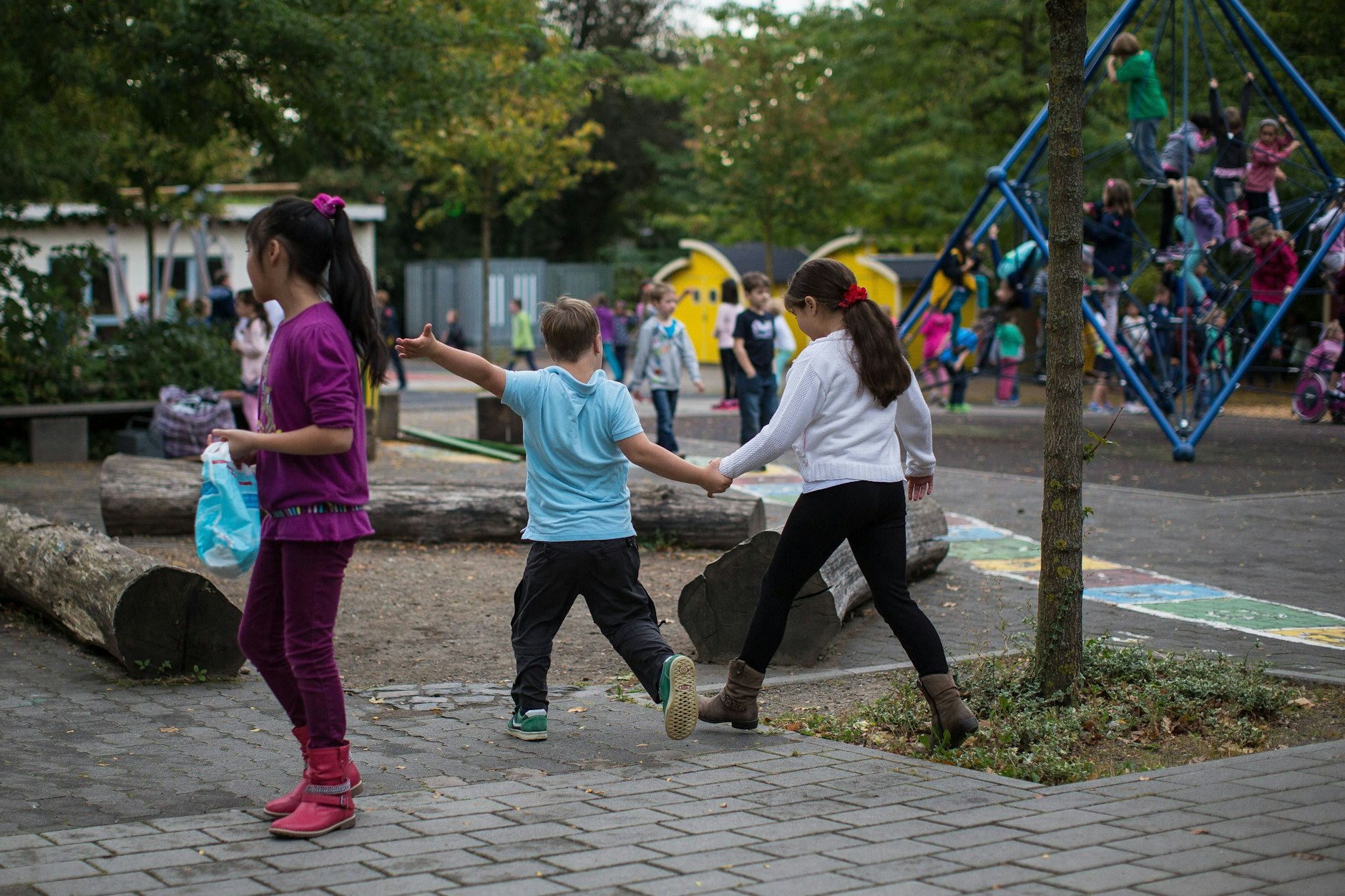Spielende Kinder und Jugendliche wird es auf vielen Schulhöfen in Marzahn-Hellersdorf nach den Sommerferien nicht geben.