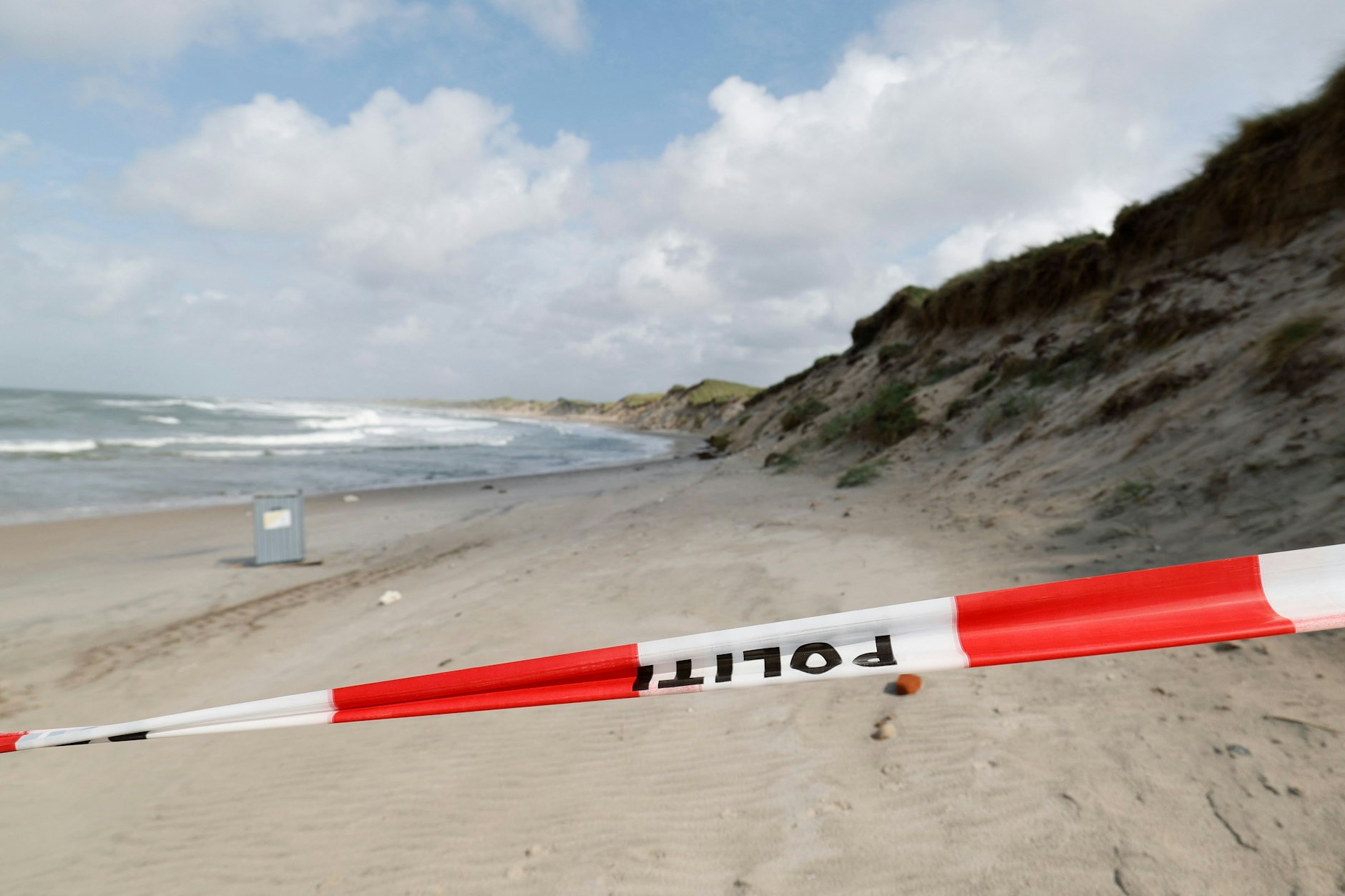 Am Strand von Dänemark brach eine Düne zusammen, verschüttete zwei kleine Jungen. Die Kinder konnten befreit werden, starben aber jetzt im Krankenhaus.