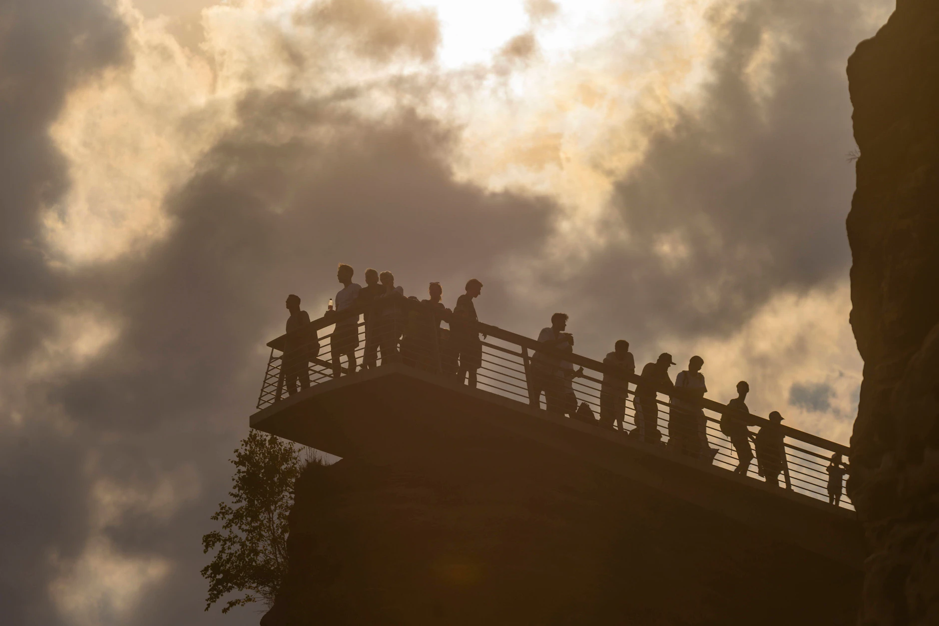 Der Aussichtspunkt auf der Bastei in der Sächsischen Schweiz am rechten Ufer der Elbe auf dem Gebiet der Gemeinde Lohmen zwischen dem Kurort Rathen und der Stadt Wehlen.