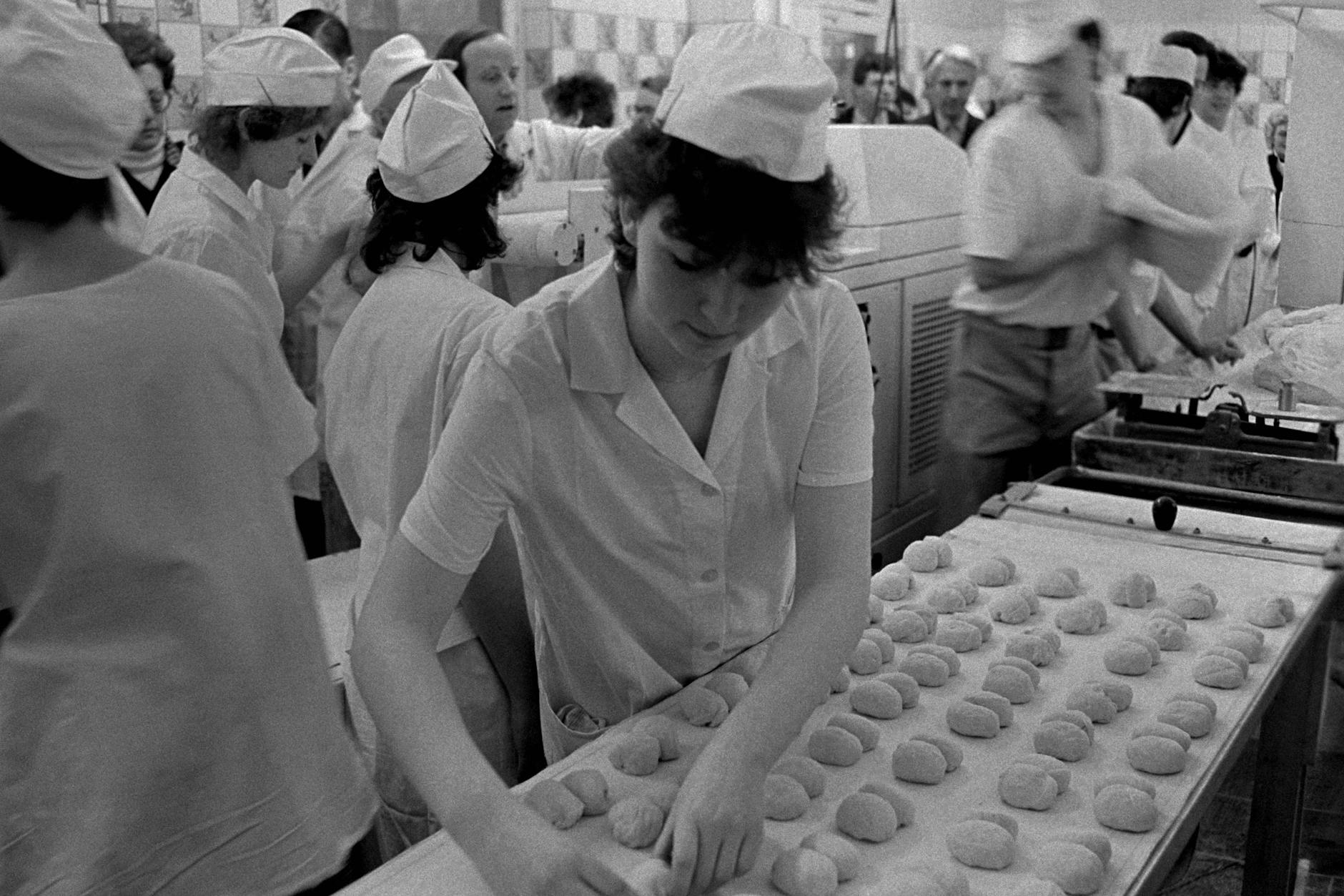 Die DDR-Semmeln hatten die typische Doppelform - und einen ganz besonderen Geschmack! Doch das Rezept für die Brötchen ist gar nicht schwer.