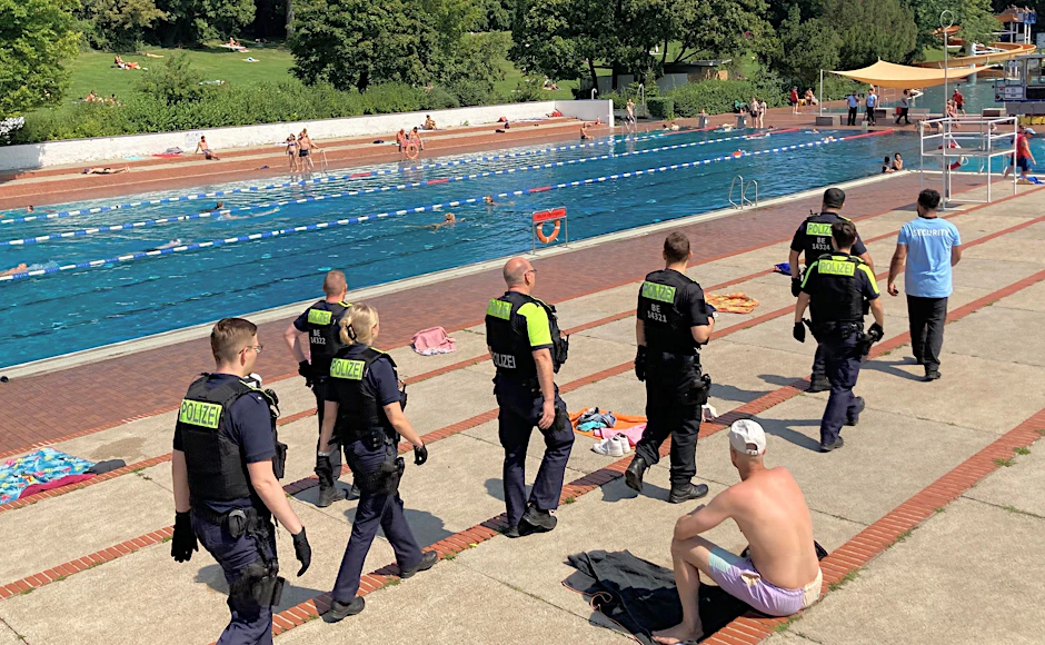 Ein Polizeieinsatz im Berliner Sommerbad am Insulaner, zwei Männer sollen Hausverbot erhalten haben.