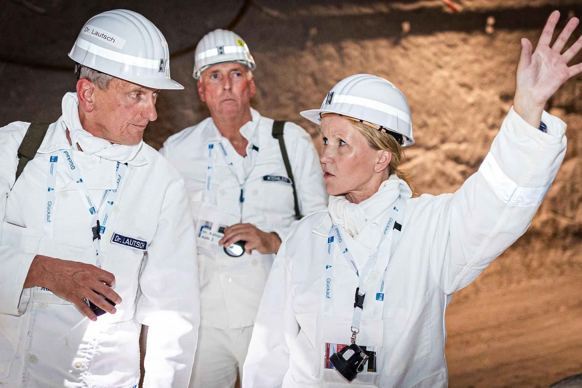 Steffi Lemke (Bündnis 90/Die Grünen, r.), Bundesministerin für Umwelt, Naturschutz, nukleare Sicherheit und Verbraucherschutz, lässt sich bei ihrem Besuch der Schachtanlage Asse II im Landkreis Wolfenbüttel von Thomas Lautsch (l.), Technischer Geschäftsführer der Bundesgesellschaft für Endlagerung, durch die Anlage führen.