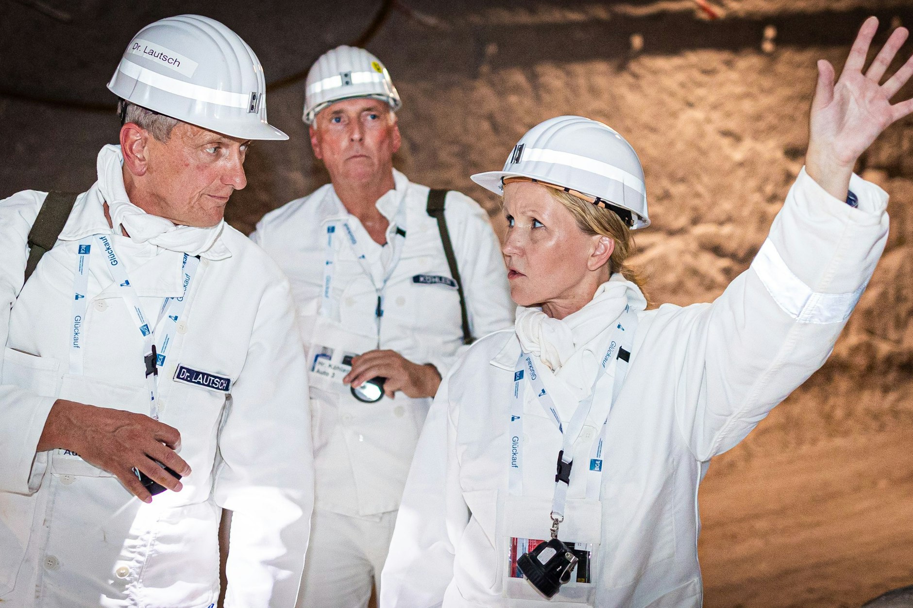 Steffi Lemke (Bündnis 90/Die Grünen, r.), Bundesministerin für Umwelt, Naturschutz, nukleare Sicherheit und Verbraucherschutz, lässt sich bei ihrem Besuch der Schachtanlage Asse II im Landkreis Wolfenbüttel von Thomas Lautsch (l.), Technischer Geschäftsführer der Bundesgesellschaft für Endlagerung, durch die Anlage führen.