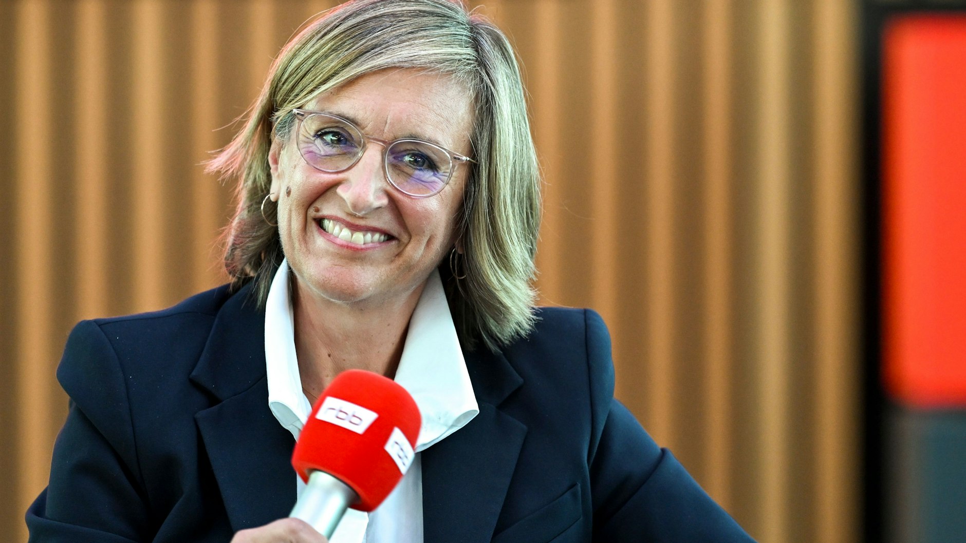 Ulrike Demmer, Intendantin des RBB, verkündet bei einer Pressekonferenz den geplanten Verkauf des RBB-Hochhauses. 