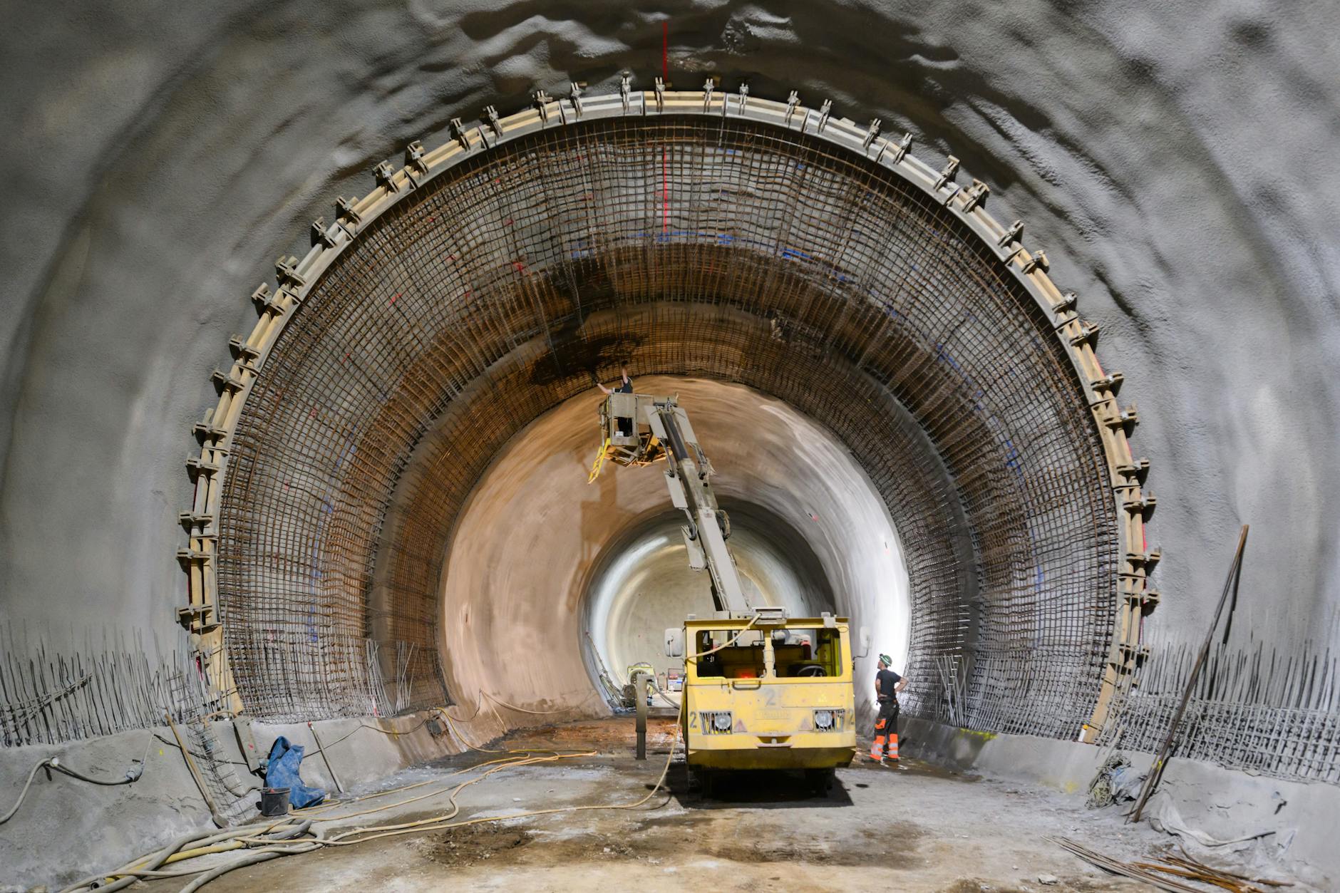 Bergleute arbeiten unter Tage im Schacht Konrad. Das ehemalige Eisenerzbergwerk ist das erste nach Atomrecht genehmigte Endlager für schwach und mittel radioaktive Abfälle in Deutschland.