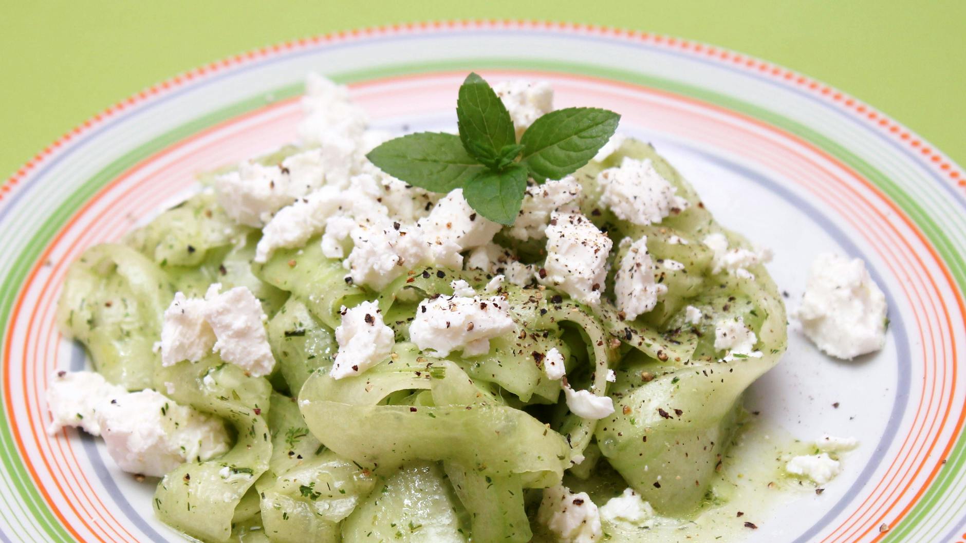 Schnell gemacht und super-lecker: das Rezept für Gurkensalat mit Schafskäse.