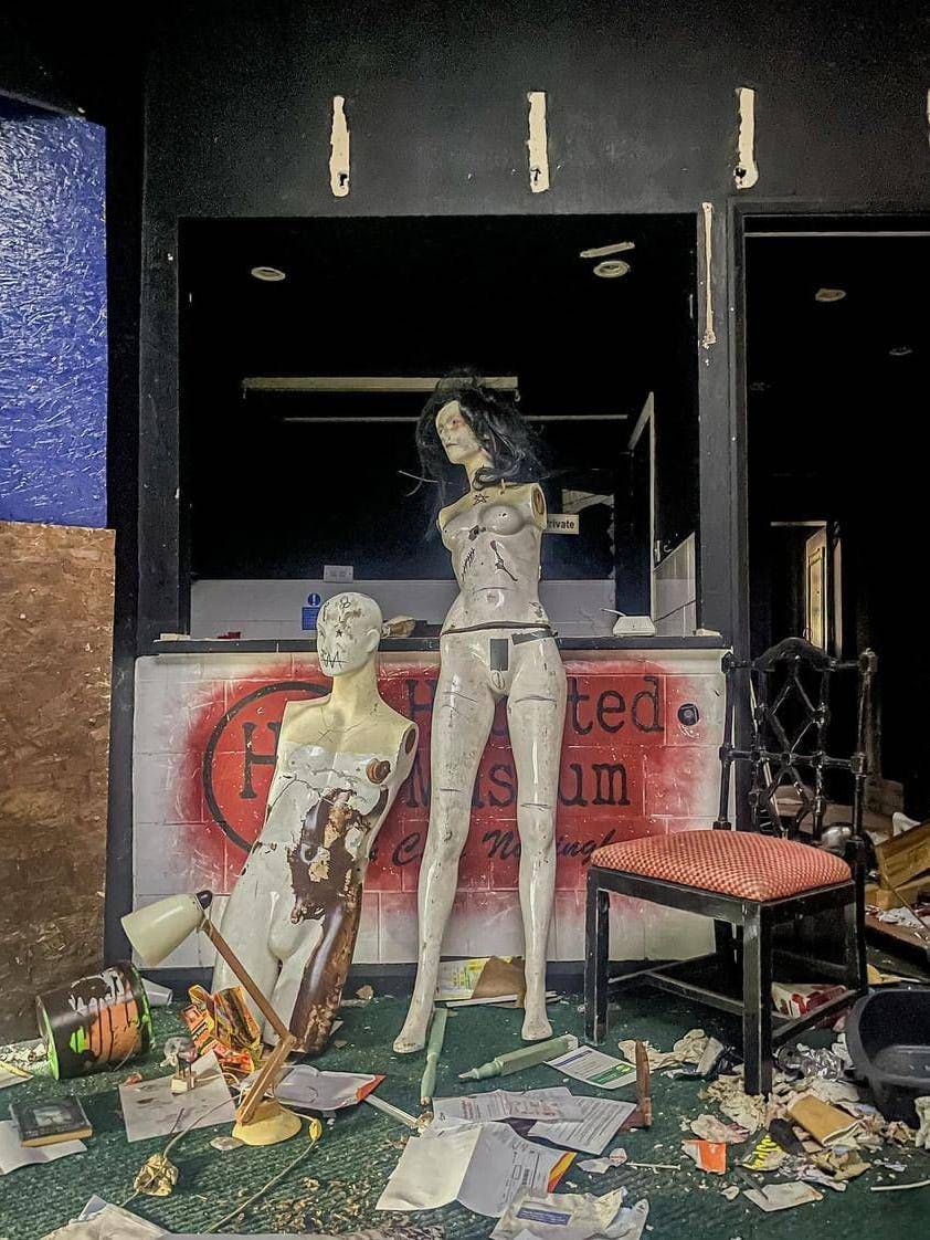 Die Hobby-Entdeckerin stieß in dem Horror-Haus auch auf verunstaltete Schaufensterpuppen, die sie anstarrten.