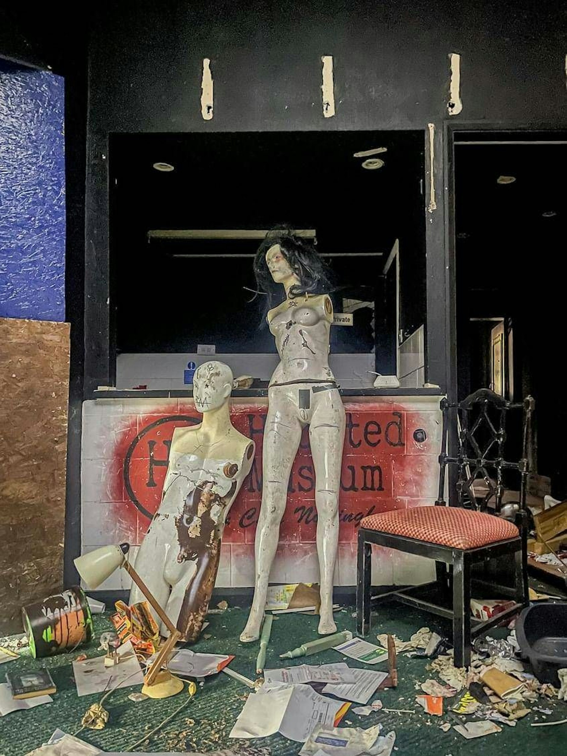 Die Hobby-Entdeckerin stieß in dem Horror-Haus auch auf verunstaltete Schaufensterpuppen, die sie anstarrten.