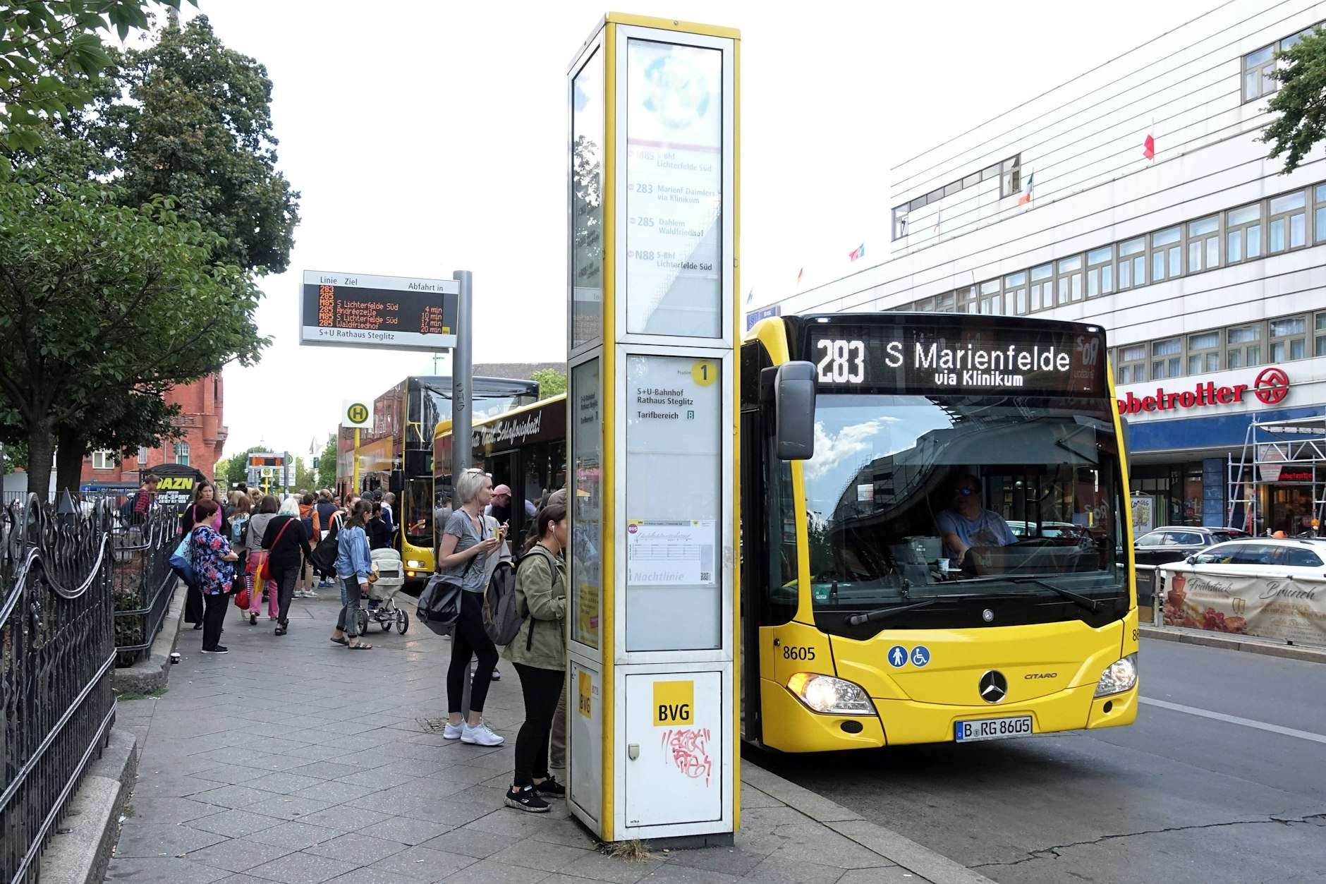 Eine Bushaltestelle in Berlin. Ab September brauchen Fahrgäste eigentlich kein Ticket mehr. Es gibt einen Schummel-Trick.