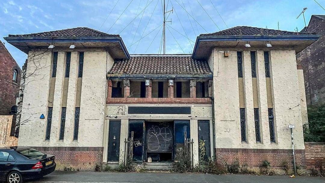 Das Grusel-Museum von außen: Es sieht verlassen aus, doch noch hat man keine Ahnung, welche Szenen sich im Inneren finden.