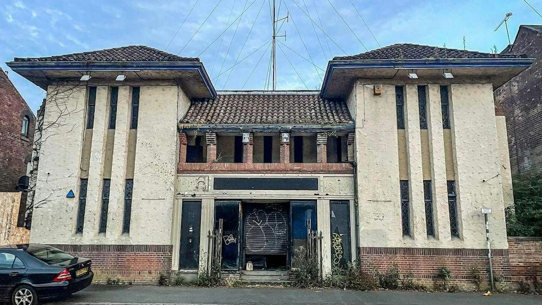 Das Grusel-Museum von außen: Es sieht verlassen aus, doch noch hat man keine Ahnung, welche Szenen sich im Inneren finden.