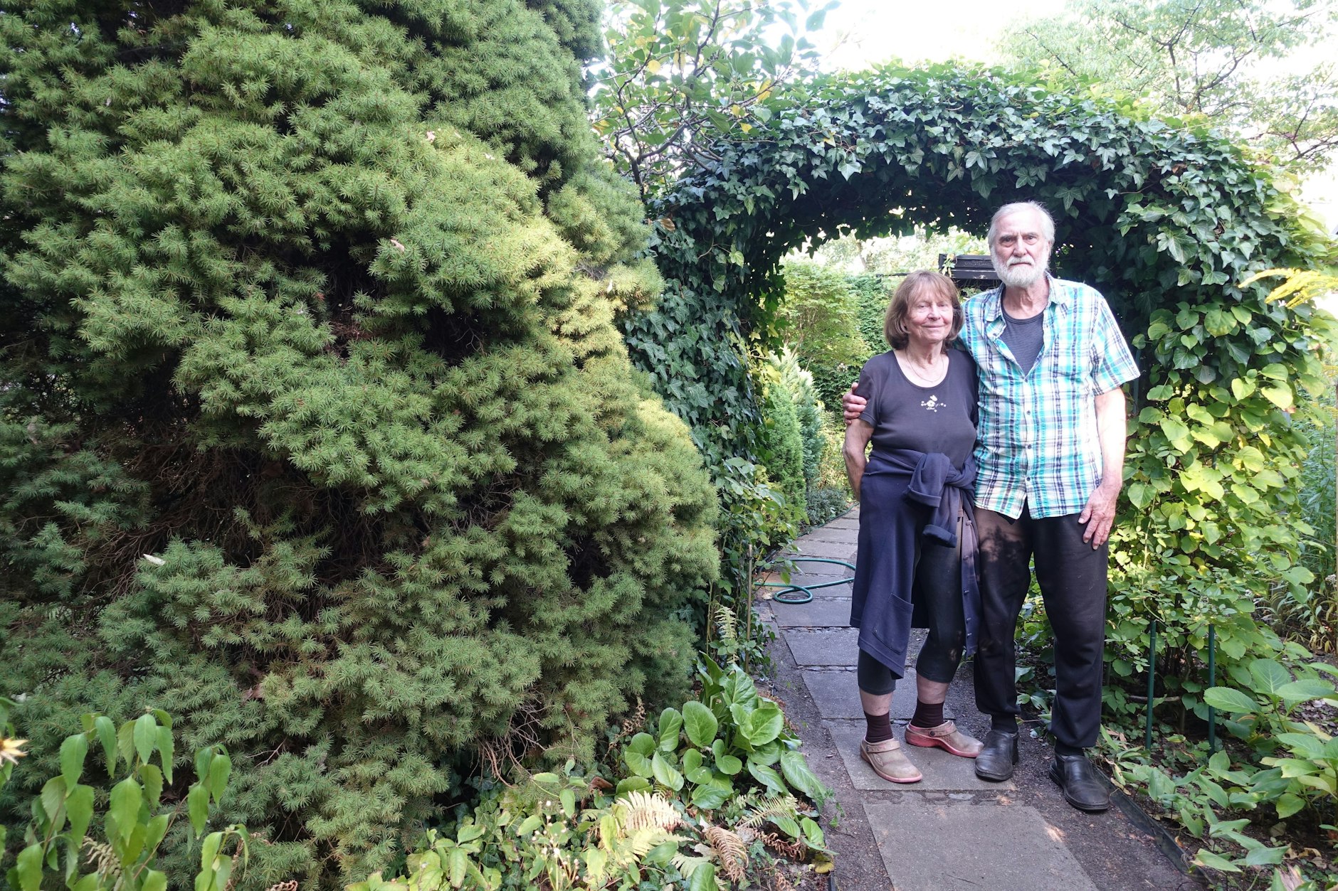 Regina (80) und Hans-Joachim Krüger (76) bewirtschaften seit 50 Jahren ihr kleines, grünes Paradies in Karlshorst. Anfang des Jahres soll alles weggebaggert werden.