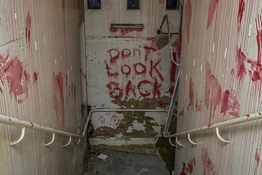 Besonders schrecklich: der Flur. Hier hat jemand mit roter Farbe eine blutige Botschaft an den Wänden hinterlassen.