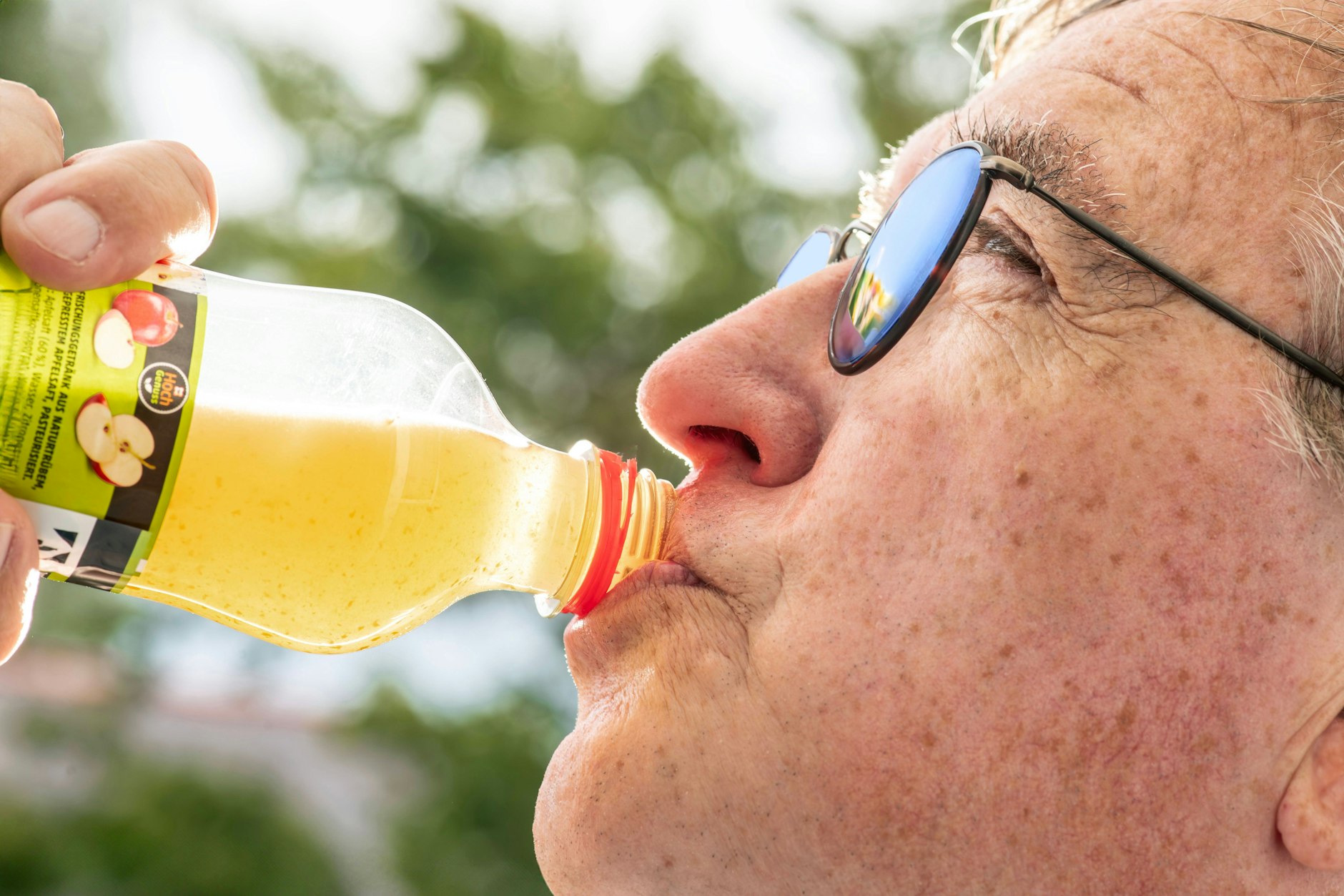 Trinken ist bei Hitze gut, aber bitte keinen Alkohol.