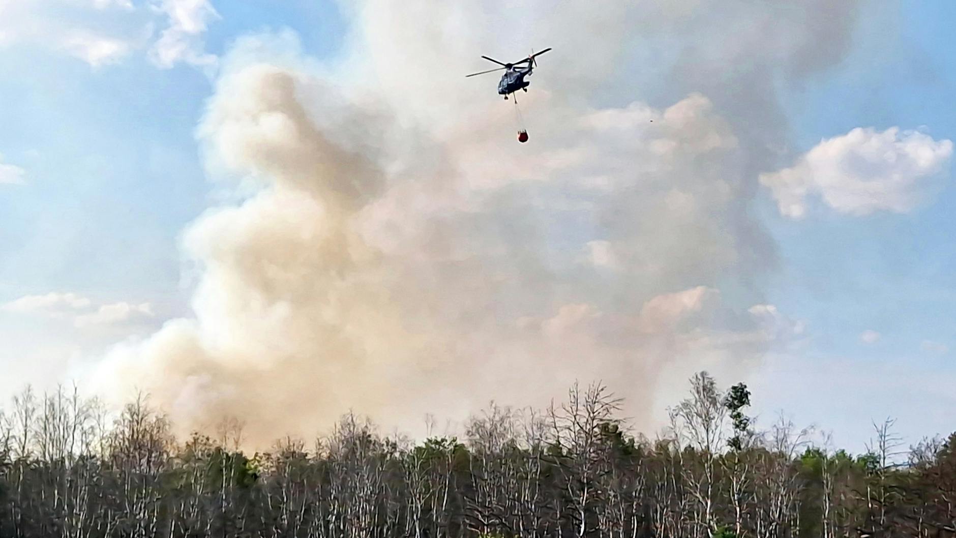 Auch ein Hubschrauber ist bei dem Waldbrand bei Jüterbog im Einsatz.