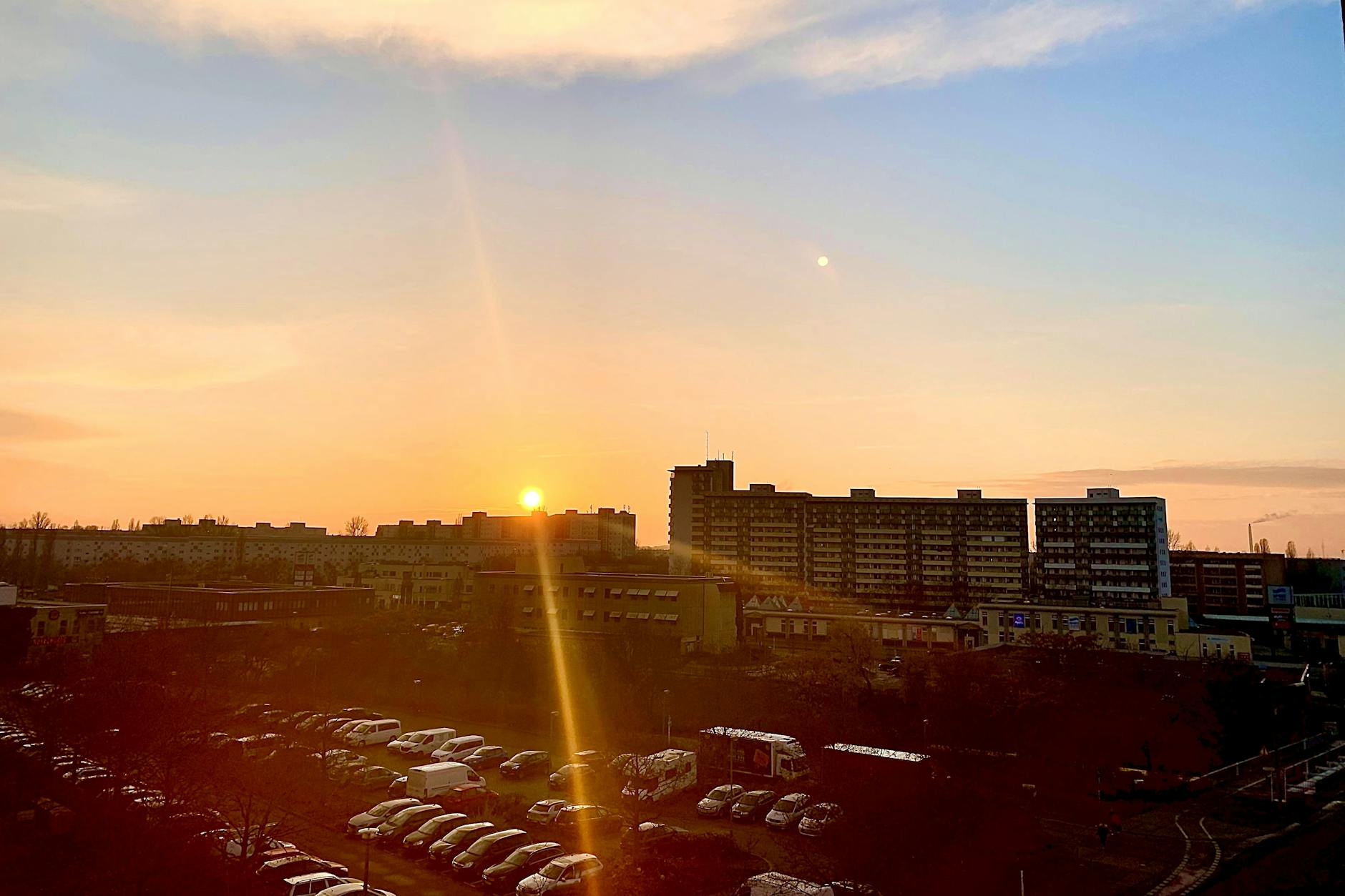 Im Vordergrund ist das Spree-Center Hellersdorf zu sehen, dahinter stehen Wohnhochhäuser.