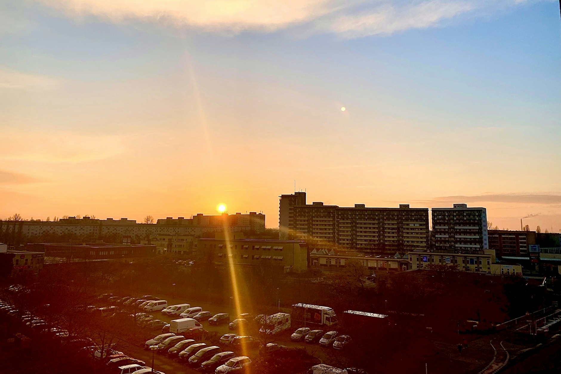 Im Vordergrund ist das Spree-Center Hellersdorf zu sehen, dahinter stehen Wohnhochhäuser.