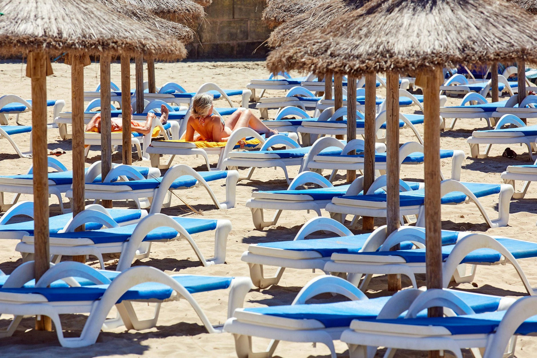 An vielen Stränden auf Mallorca kann man Liegen mieten - doch mancherorts müssen Touristen dafür tief in die Tasche greifen.