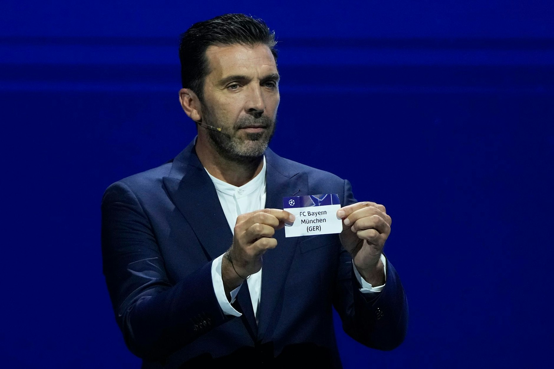 Der ehemalige italienische Torhüter Gianluigi Buffon hält einen Zettel für Bayern München während der Auslosung der Champions League.