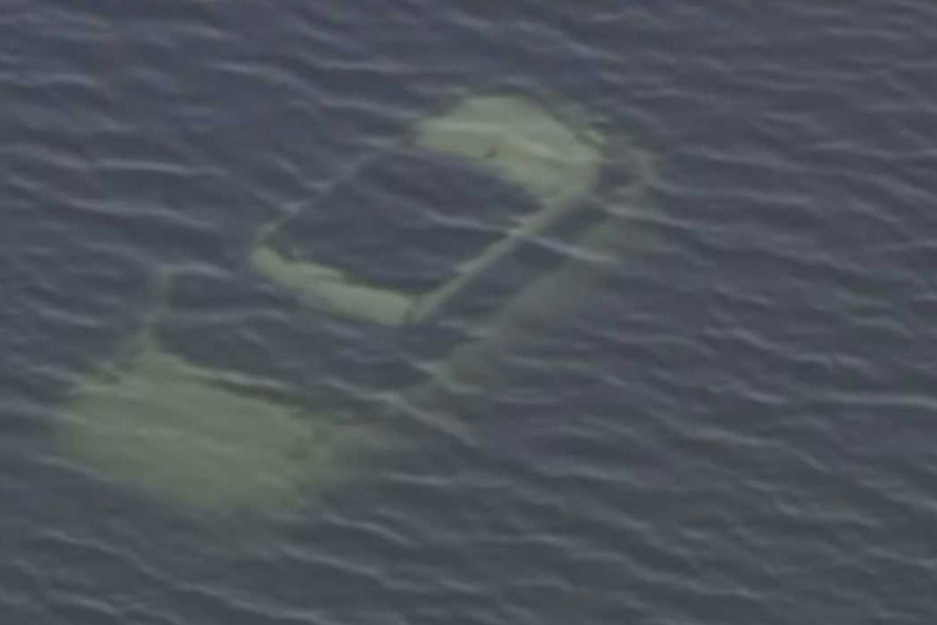 Beim Schäferstündchen landete das Auto im Wasser, das Paar rettete sich aus dem offenen Verdeck ins Freie.