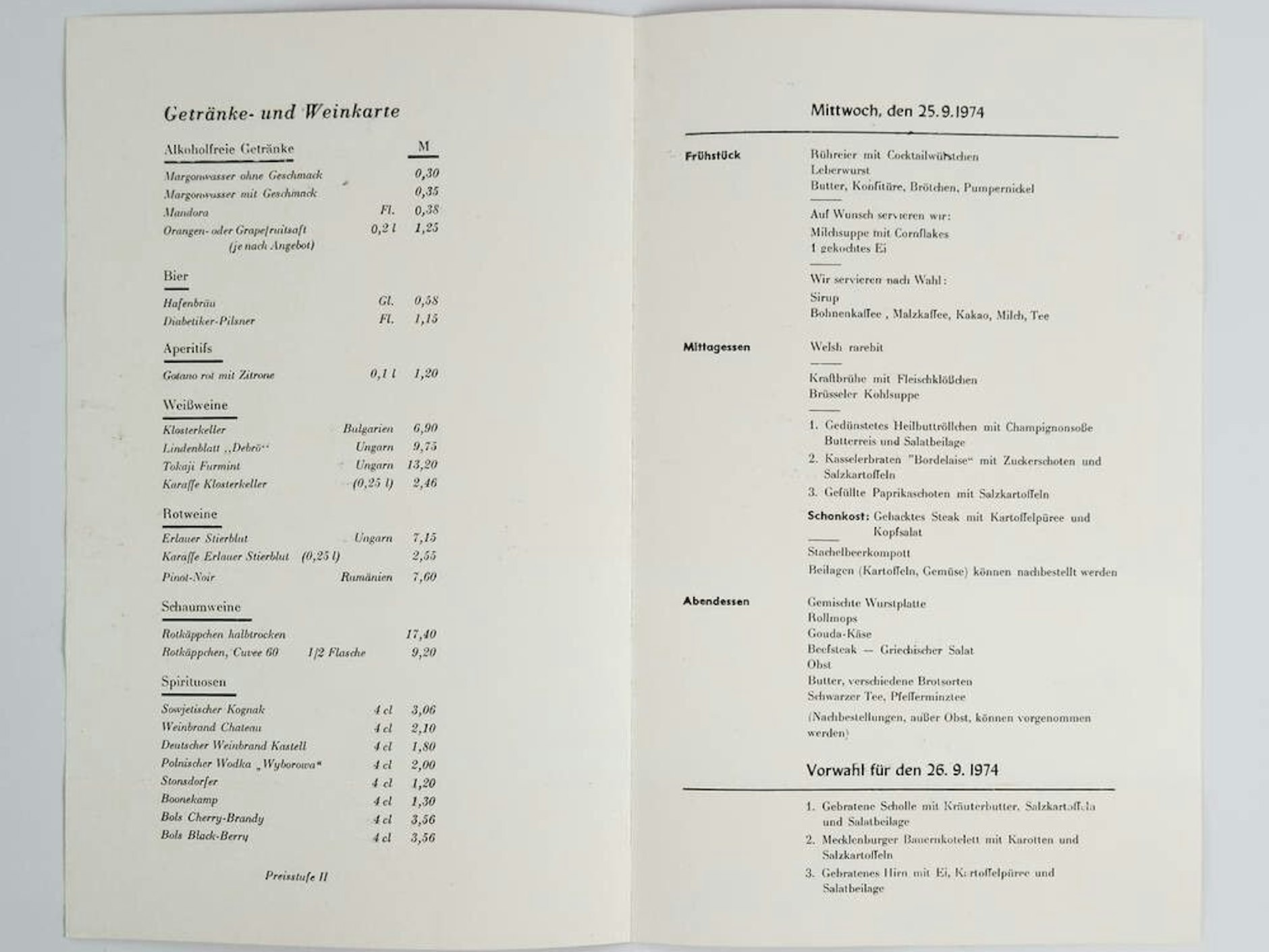 Speisekarten wie diese sind noch heute erhalten - unter anderem im Depot des Berliner DDR Museum in der Karl-Liebknecht-Straße.