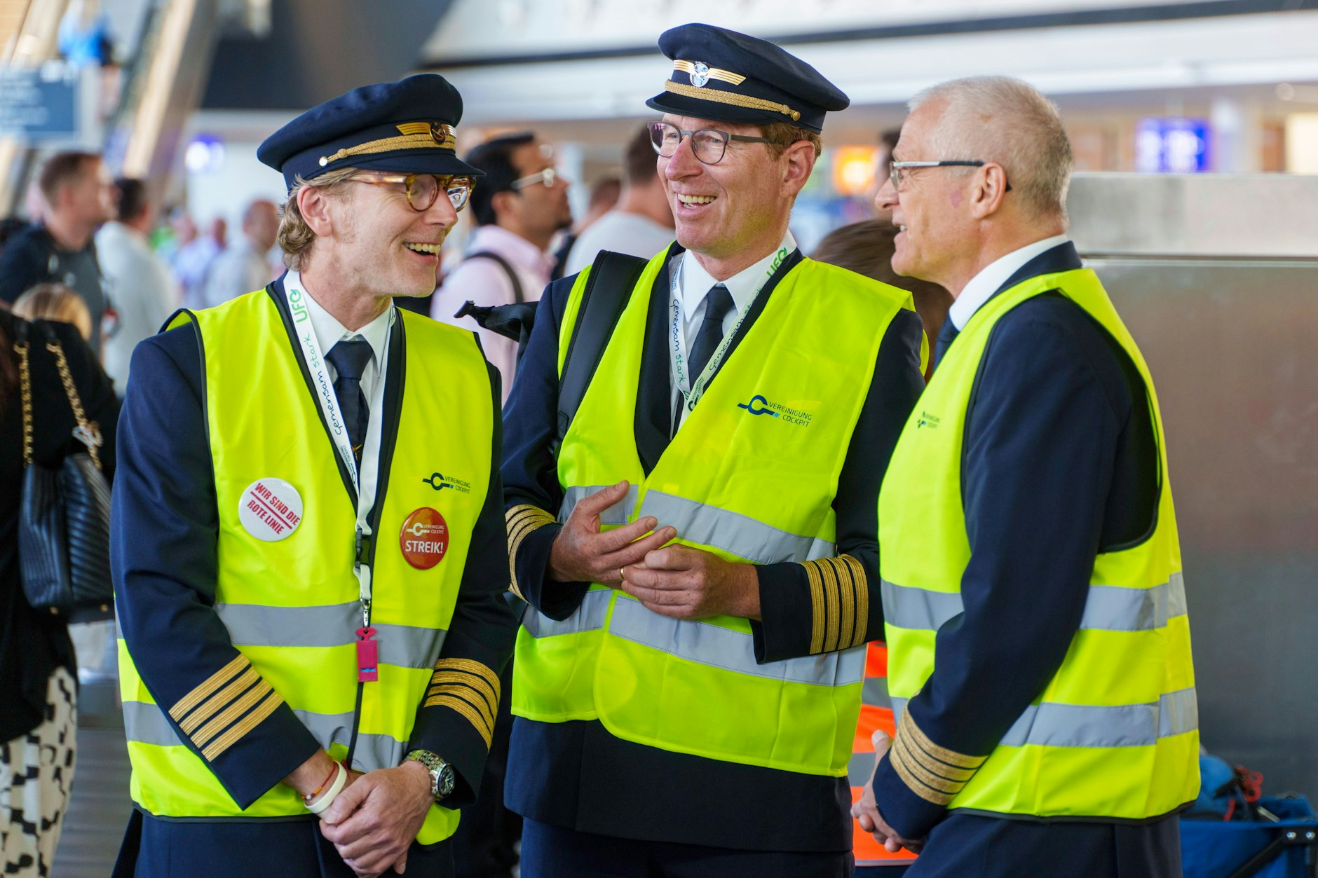 Drei Lufthansa Airlines Piloten stehen im Terminal 1 des Rhein-Main Flughafen, um ihre Solidarität gegenüber den streikenden Kollegen der Lufthansa-Tochter Discover Airlines zu bekunden.