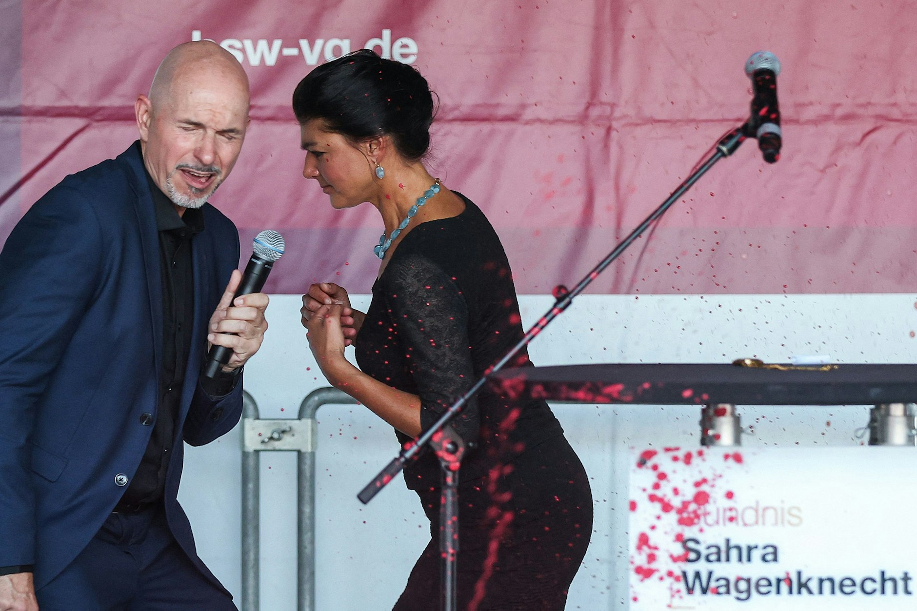 Sahra Wagenknecht und Steffen Quasebarth wurden am Donnerstag auf einer Wahlkampfveranstaltung des BSW in Erfurt mit Farbe angegriffen.