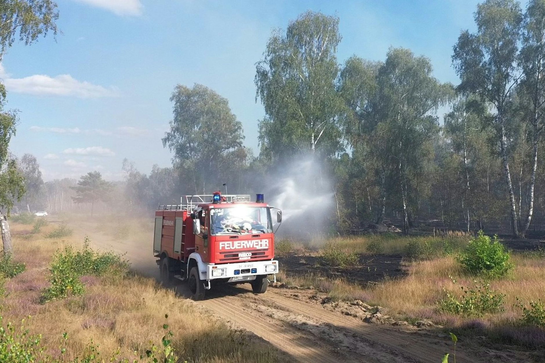 Die Feuerwehr bekämpft den Waldbrand auf einem früheren Truppenübungsplatz in Jüterbog.