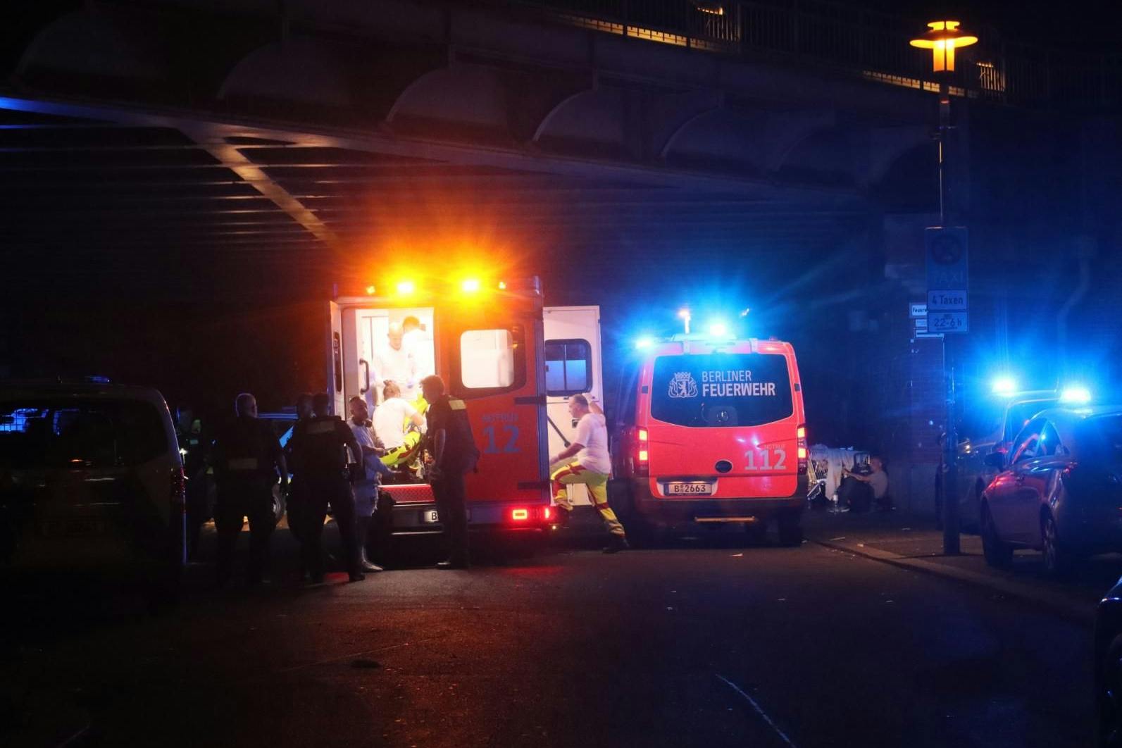 Rettungskräfte vor dem Club Matrix in Berlin-Friedrichshain im Einsatz.