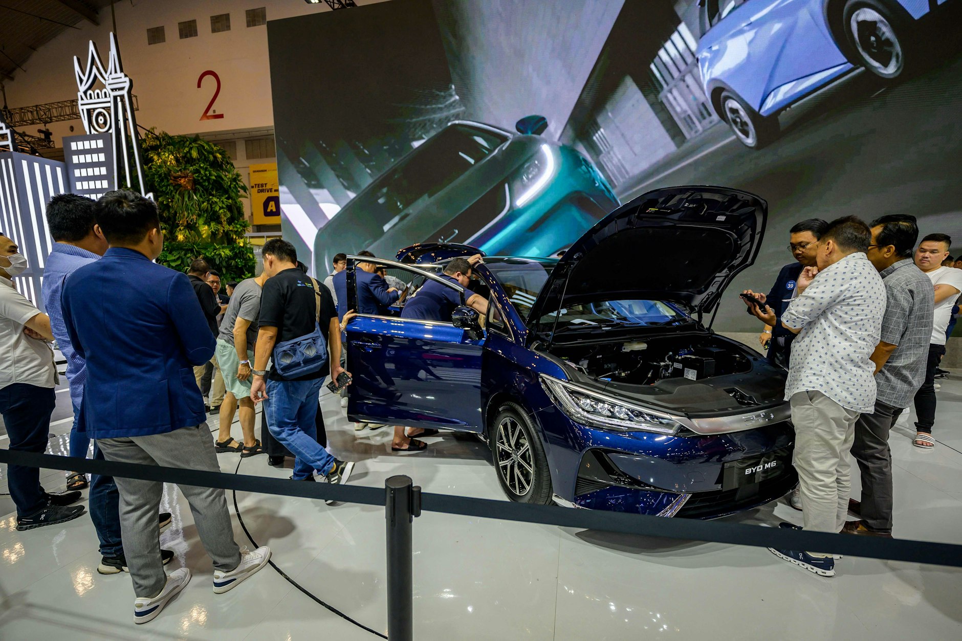 Gegenstand der Neugier: ein chinesisches BYD-Elektrofahrzeug auf der Gaikindo International Auto Show 2024 in Tangerang, Indonesien