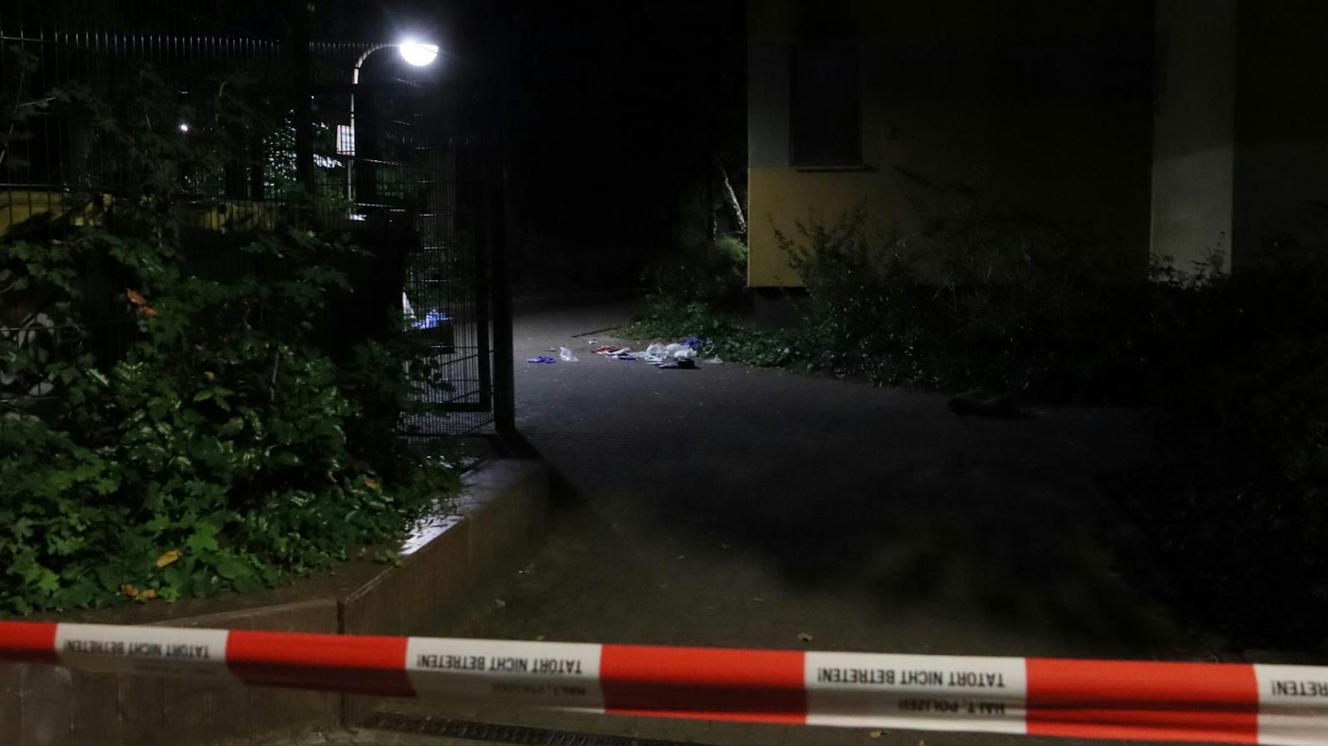 Im August wurde eine Frau in Zehlendorf von ihrem Mann erstochen. Die Bluttat ereignete sich vor ihrem Wohnhaus.