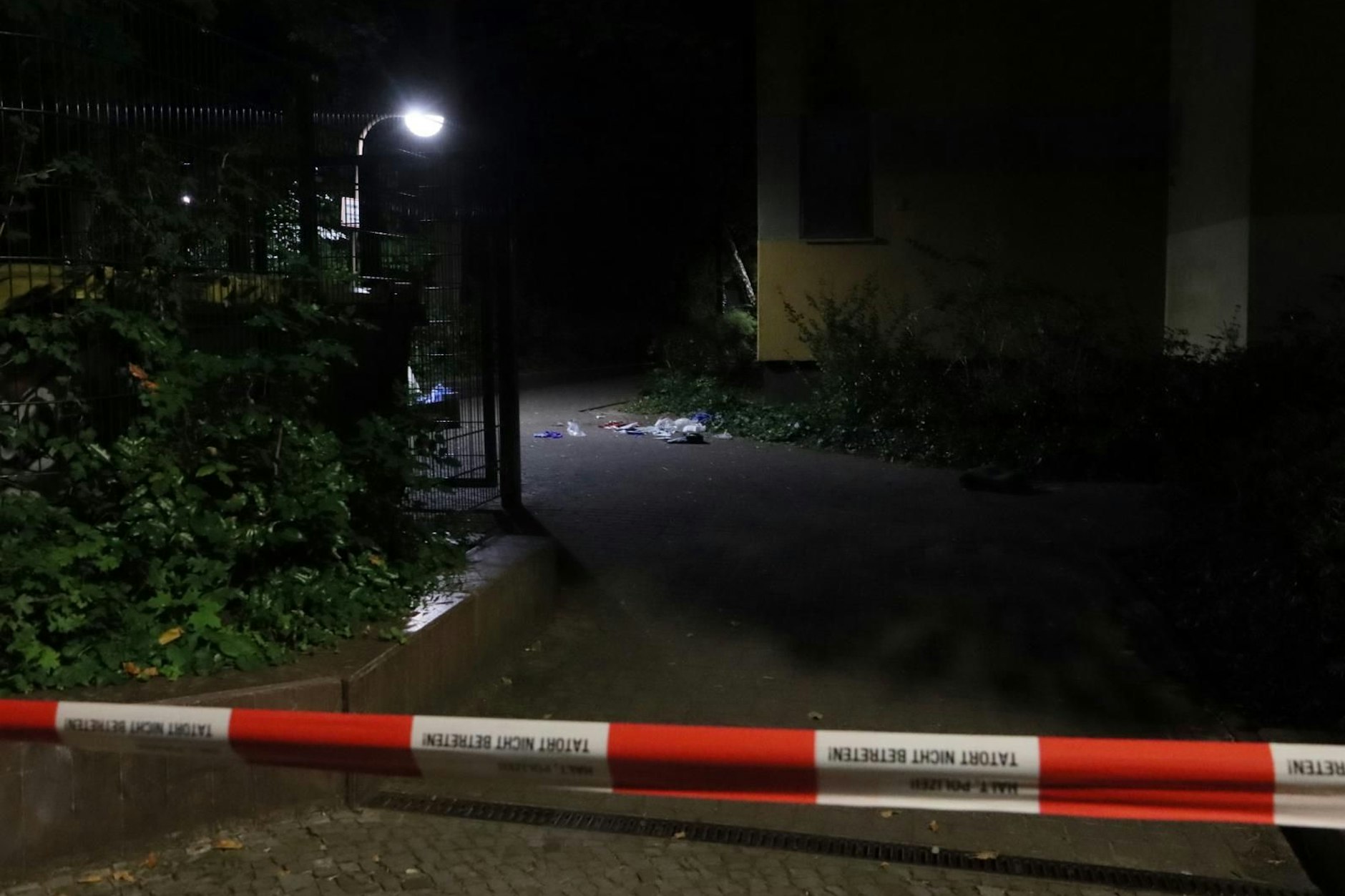 Die schreckliche Tat ereignete sich vor einem Wohlhaus im Bezirk Zehlendorf.