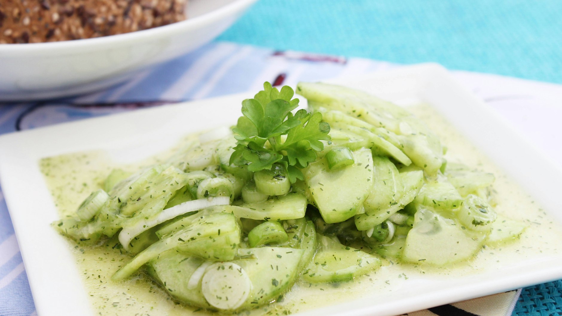 Das Rezept für Schüttelgurken kann auch erweitert und mit anderen Zutaten wie Kräutern, Knoblauch oder Lauchzwiebeln verfeinert werden.
