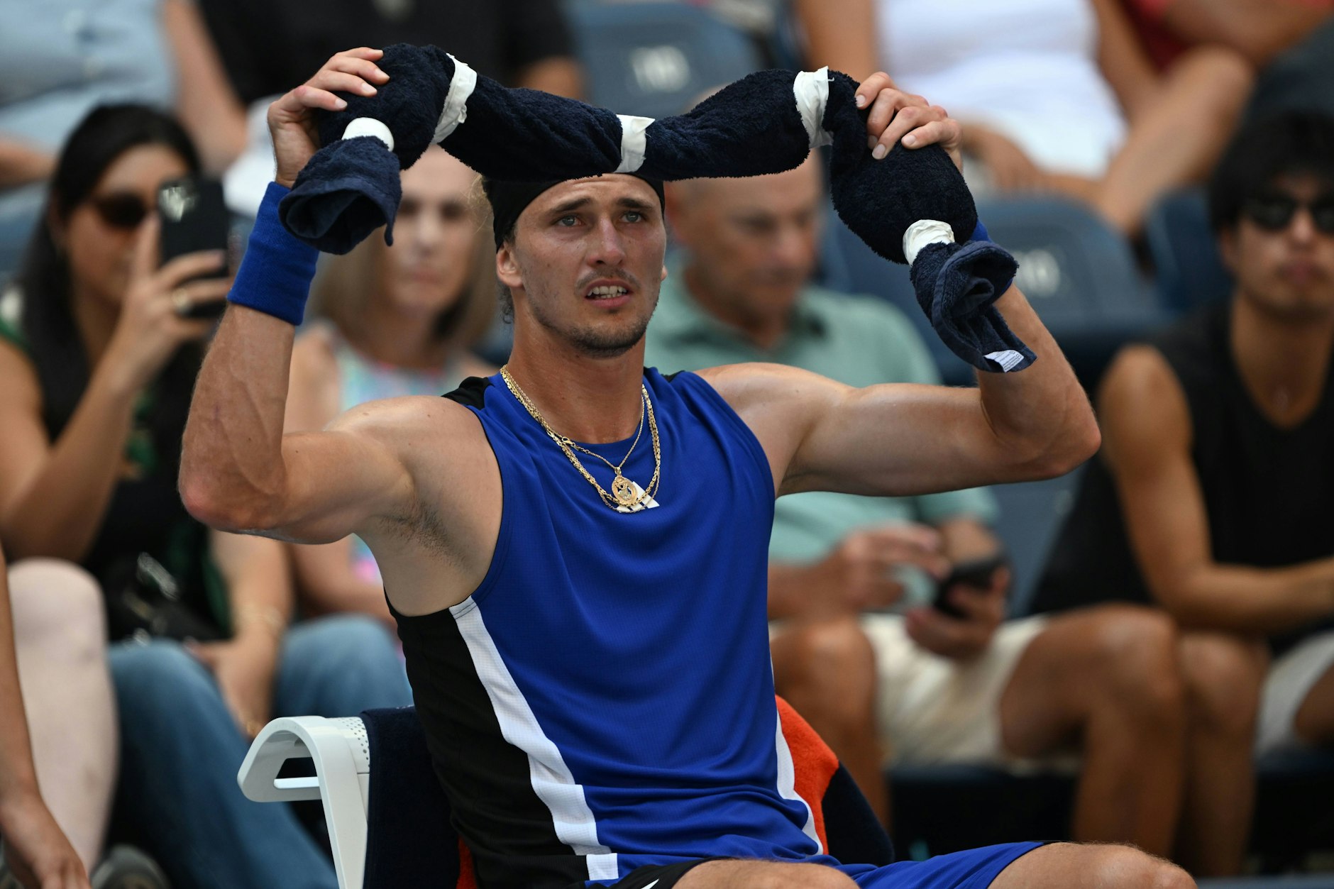 Diese Hitze! Alexander Zverev kühlt sich bei den US Open mit einem nassen Handtuch runter.