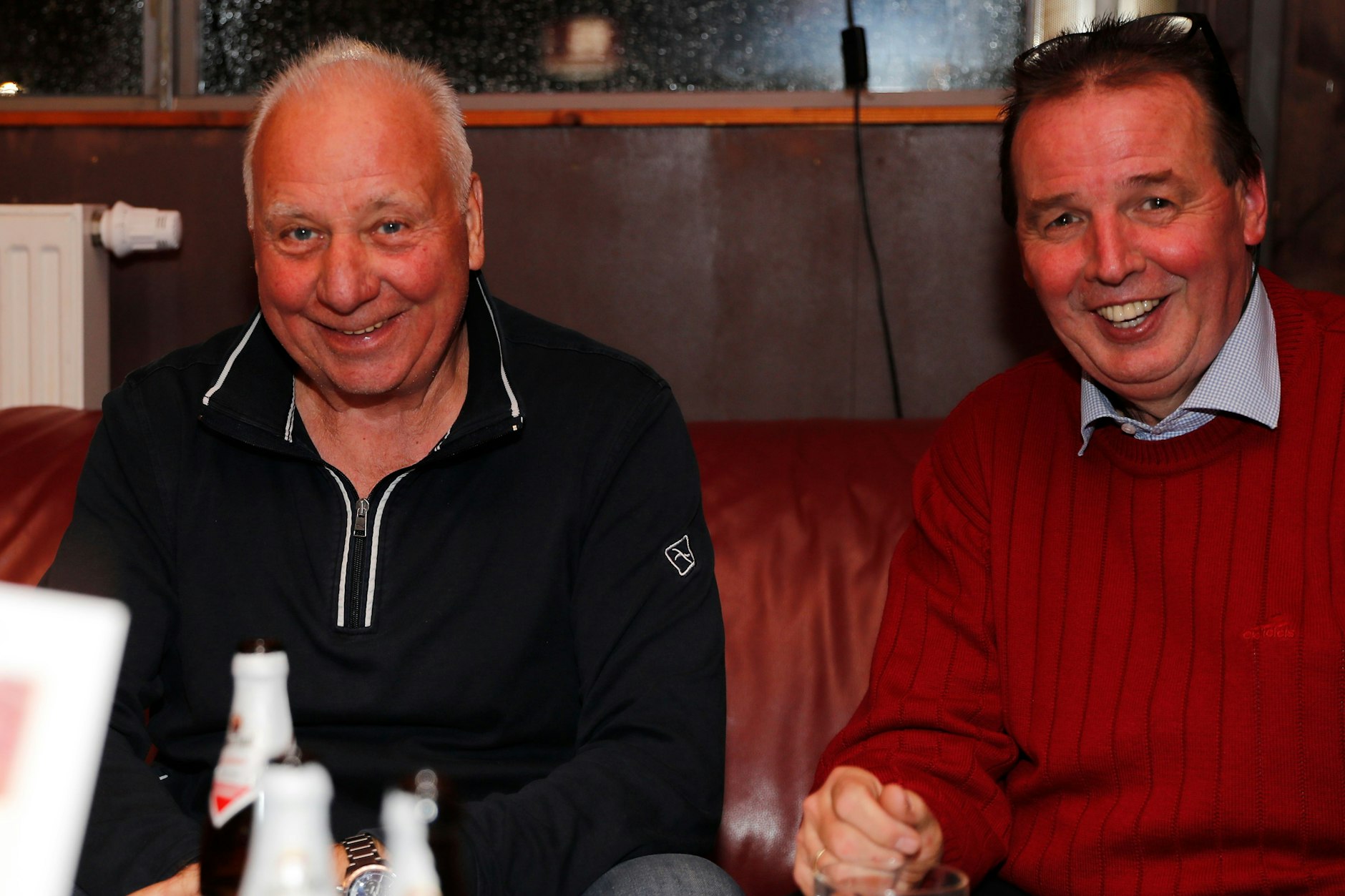 Dynamo-Legende Frank Terletzki (l.) soll die BFC-Kicker am Sonntag zum Sieg pushen. Klappt das, kann er mit Norbert Paepke, Manager des Traditionsteams, feiern.