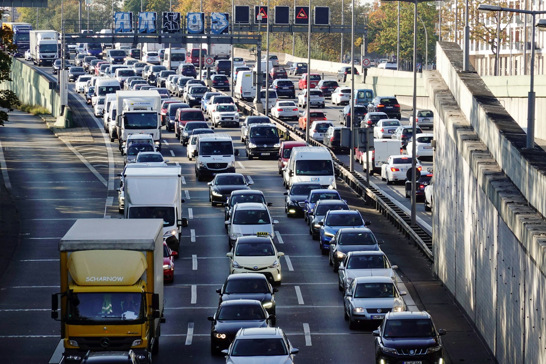 Stau auf der A100 in Berlin. Grund ist die Sperrung des Tunnels Innsbrucker Platz.
