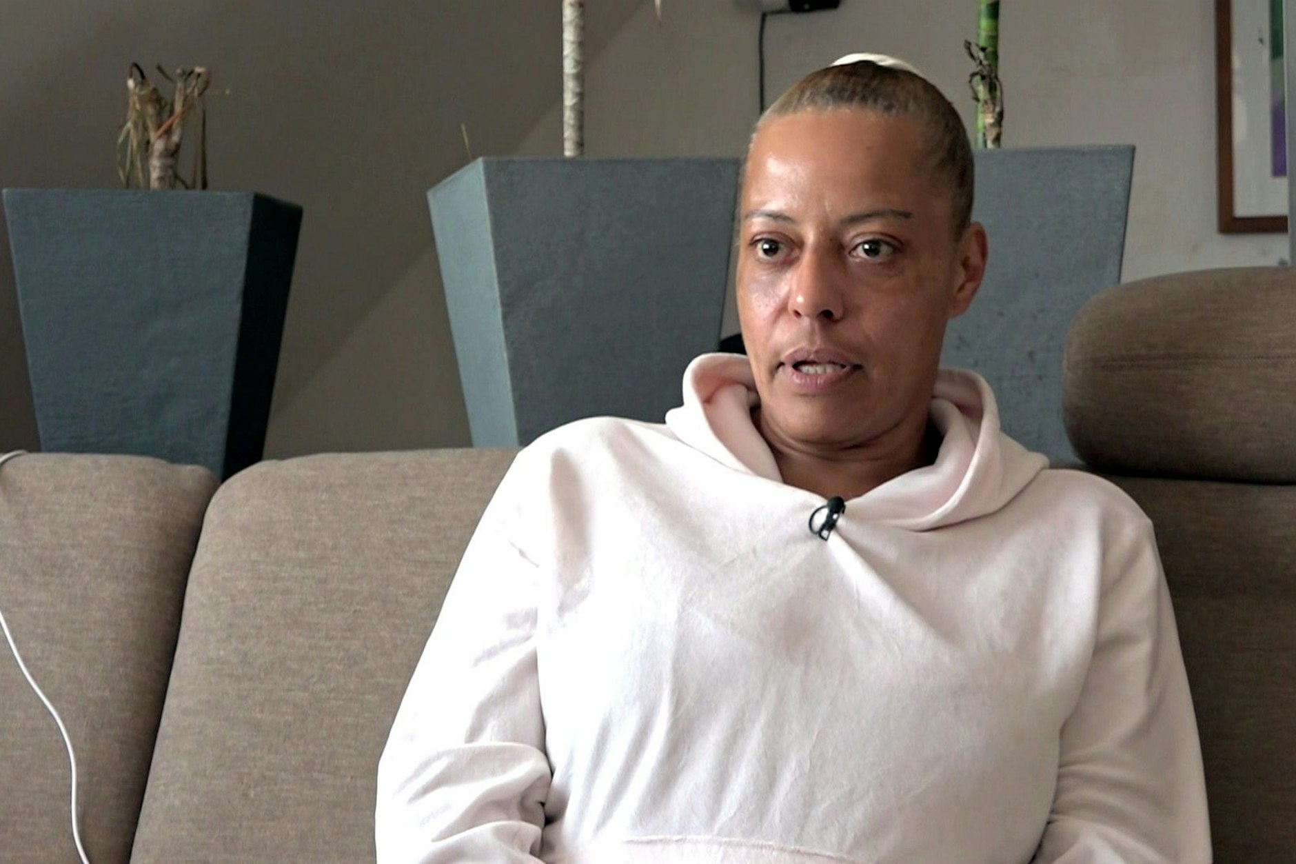 Janni aus „Hartz und Herzlich“ bezog bisher Bürgergeld - und freut sich nun darüber, dass sie einen neuen Job in der Spülküche einer Gaststätte gefunden hat.