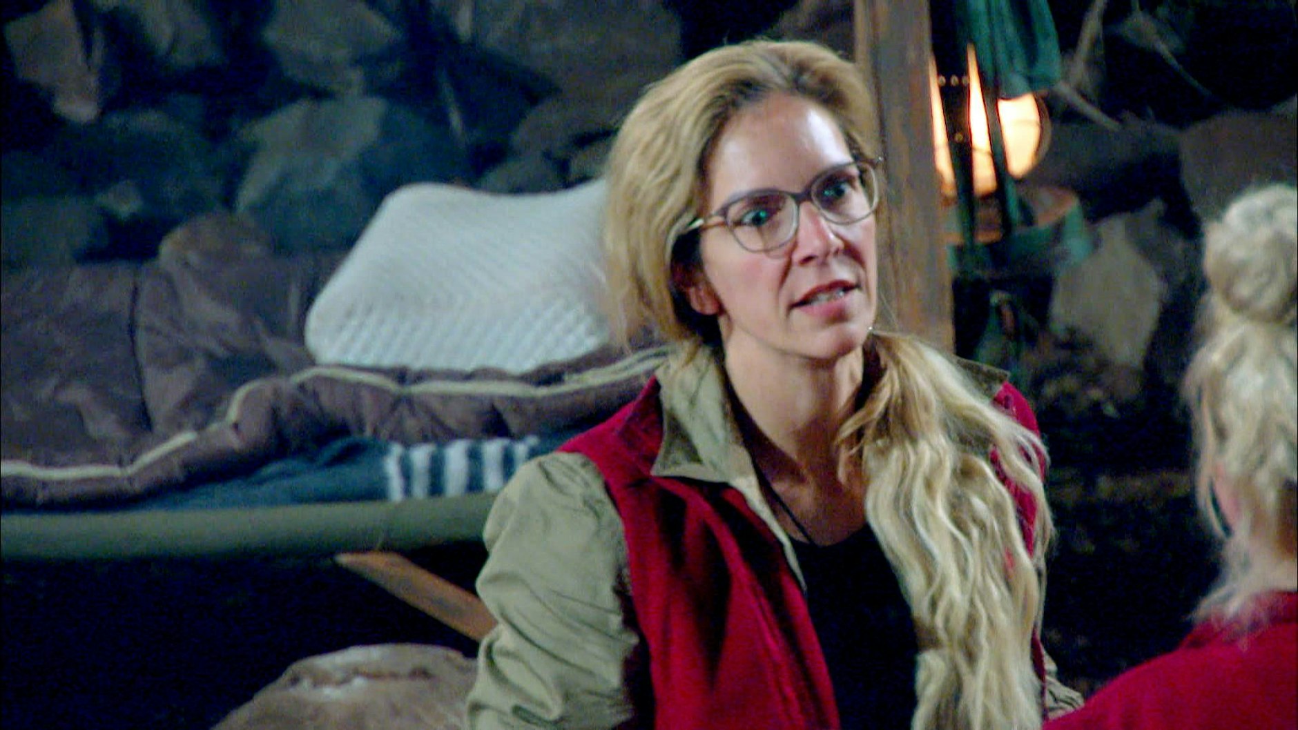 Danni Büchner macht Sarah eine Ansage im Dschungelcamp.