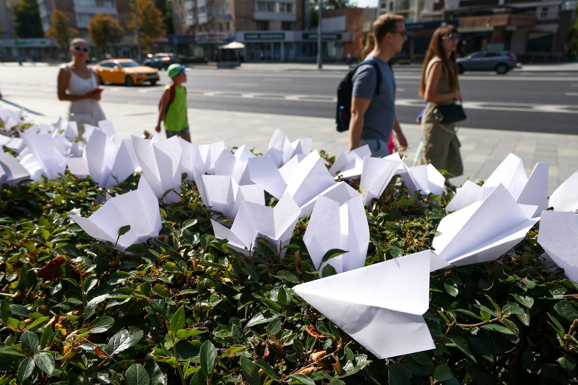 Zeichen des Protests gegen die Festnahme des Russen Pawel Durow: Papierflieger, das Symbol des Telegram-Messengers, vor der französischen Botschaft in Moskau