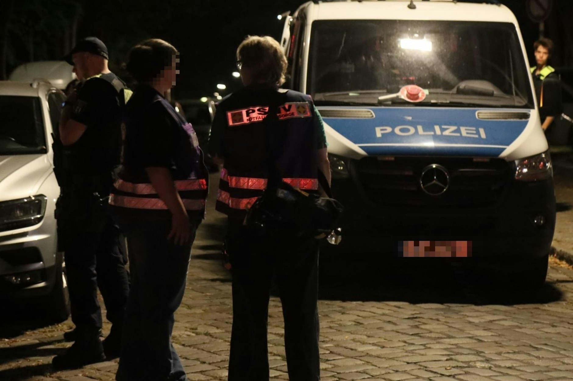 In der Zehlendorfer Hampsteadstraße versammelte sich am Mittwoch ein Großaufgebot der Polizei.