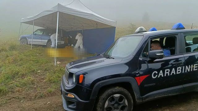 Wanderer entdeckten die Leiche von Aaron Engl auf der Alm, die Polizei sicherte den Tatort.