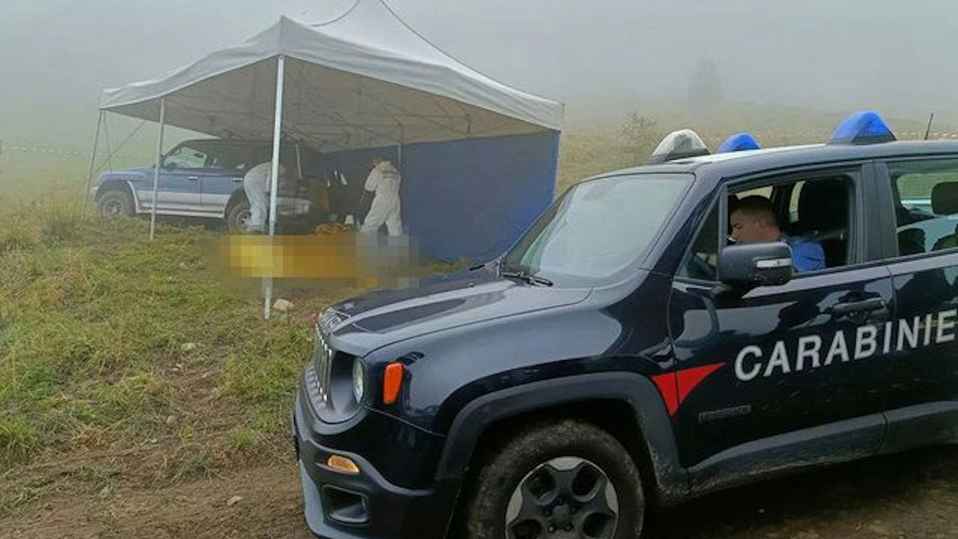 Wanderer entdeckten die Leiche von Aaron Engl auf der Alm, die Polizei sicherte den Tatort.