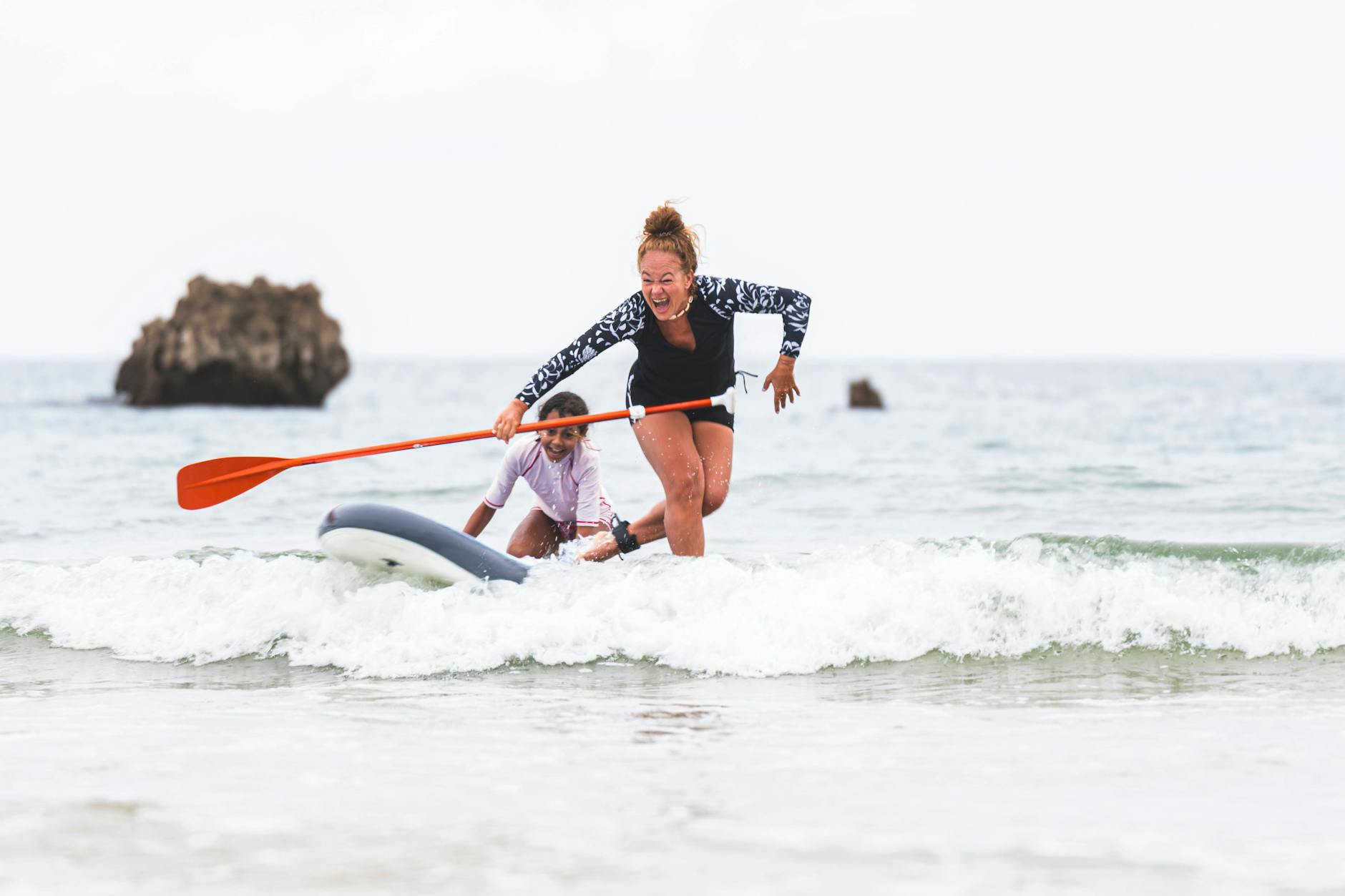 Mit einem Mini-Urlaub oder einer neuen Klamotte? Einige Sternzeichen werden sich laut Horoskop im September endlich belohnen.