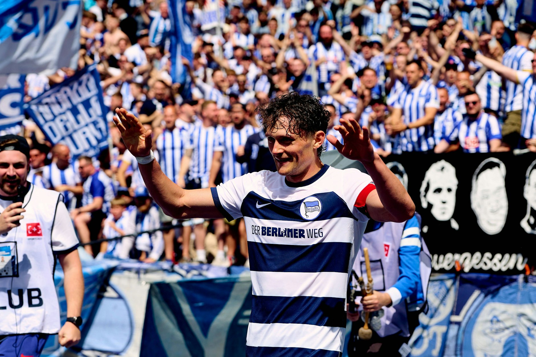 Herthas Liebling Fabian Reese feiert gerne und oft mit den Fans in der Ostkurve. Die Liebe der Anhänger siegt bisher gegen das große Geld.